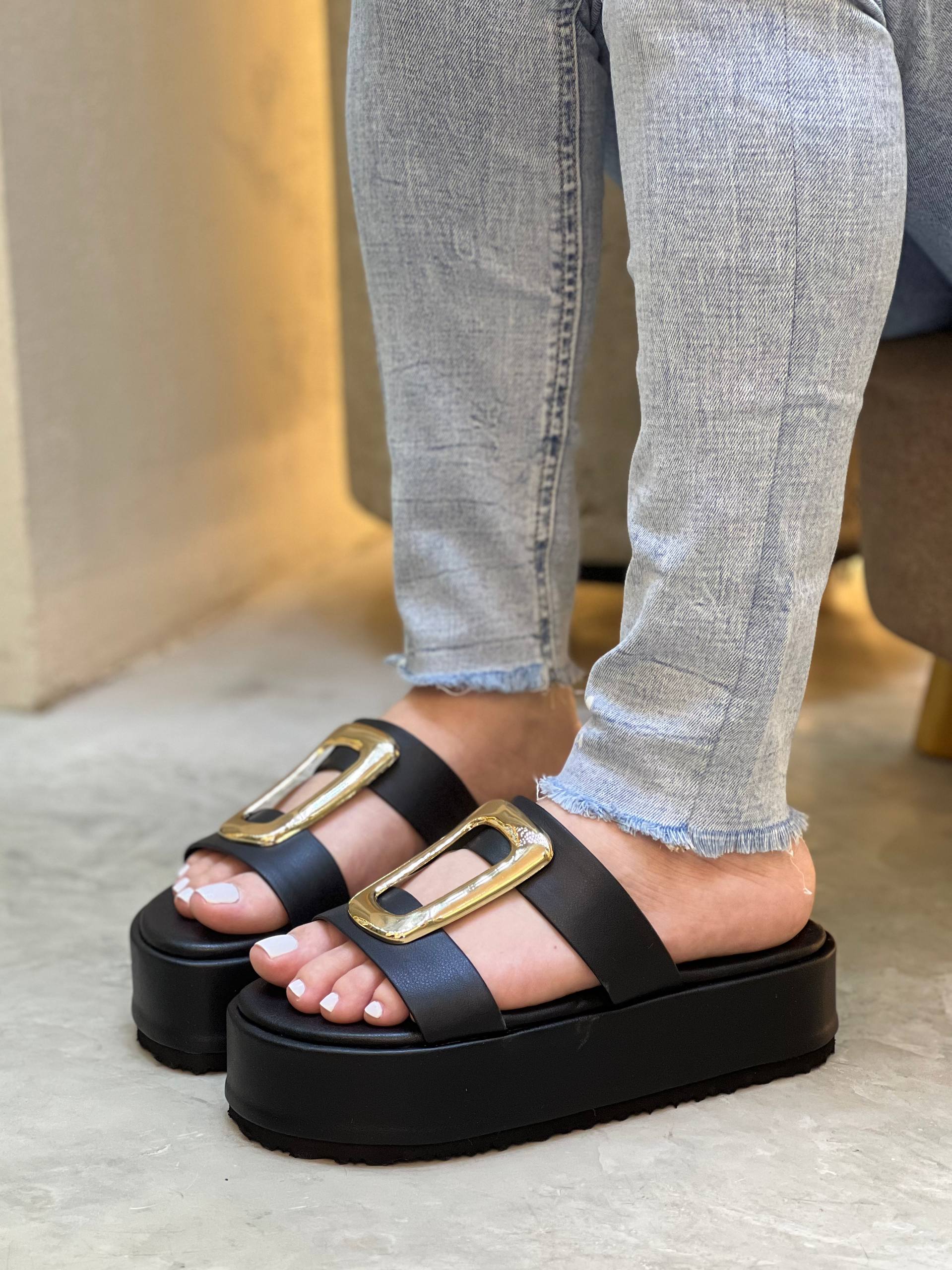 Sandalias suela alta con detalle dorado MB107 | Maraldo