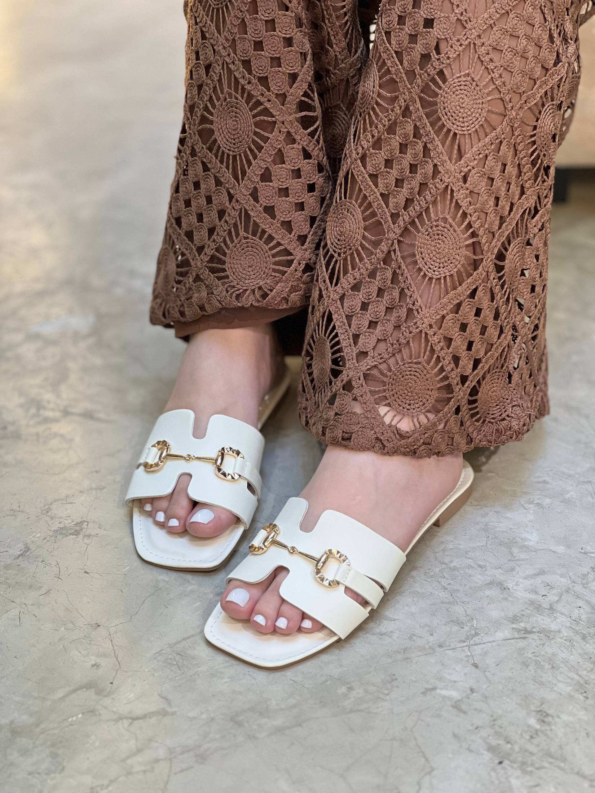 Sandalias planas elegantes para mujer con hebilla decorativa |  P1565