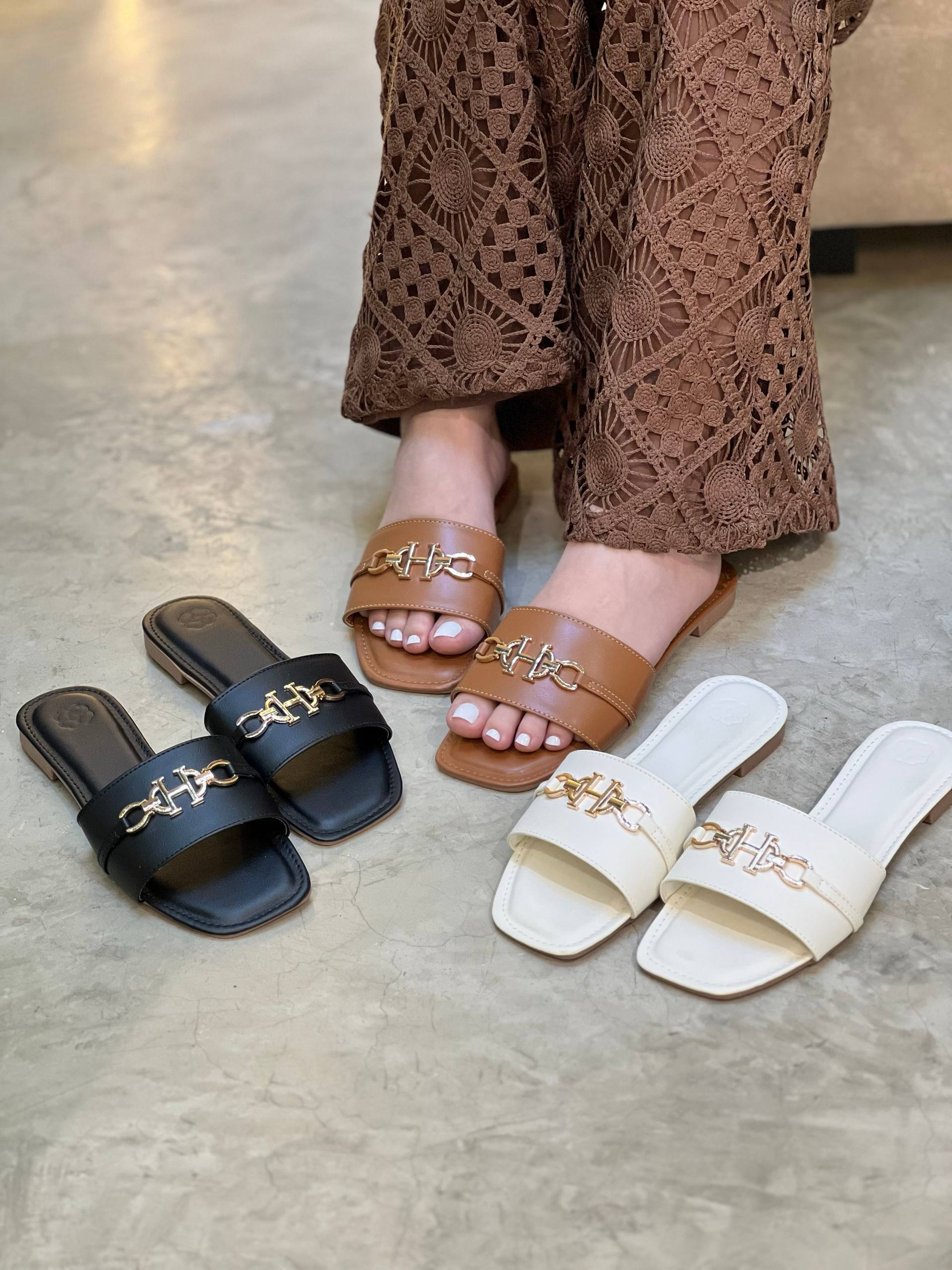 Sandalias planas elegantes para mujer con herraje metálico |  P1568
