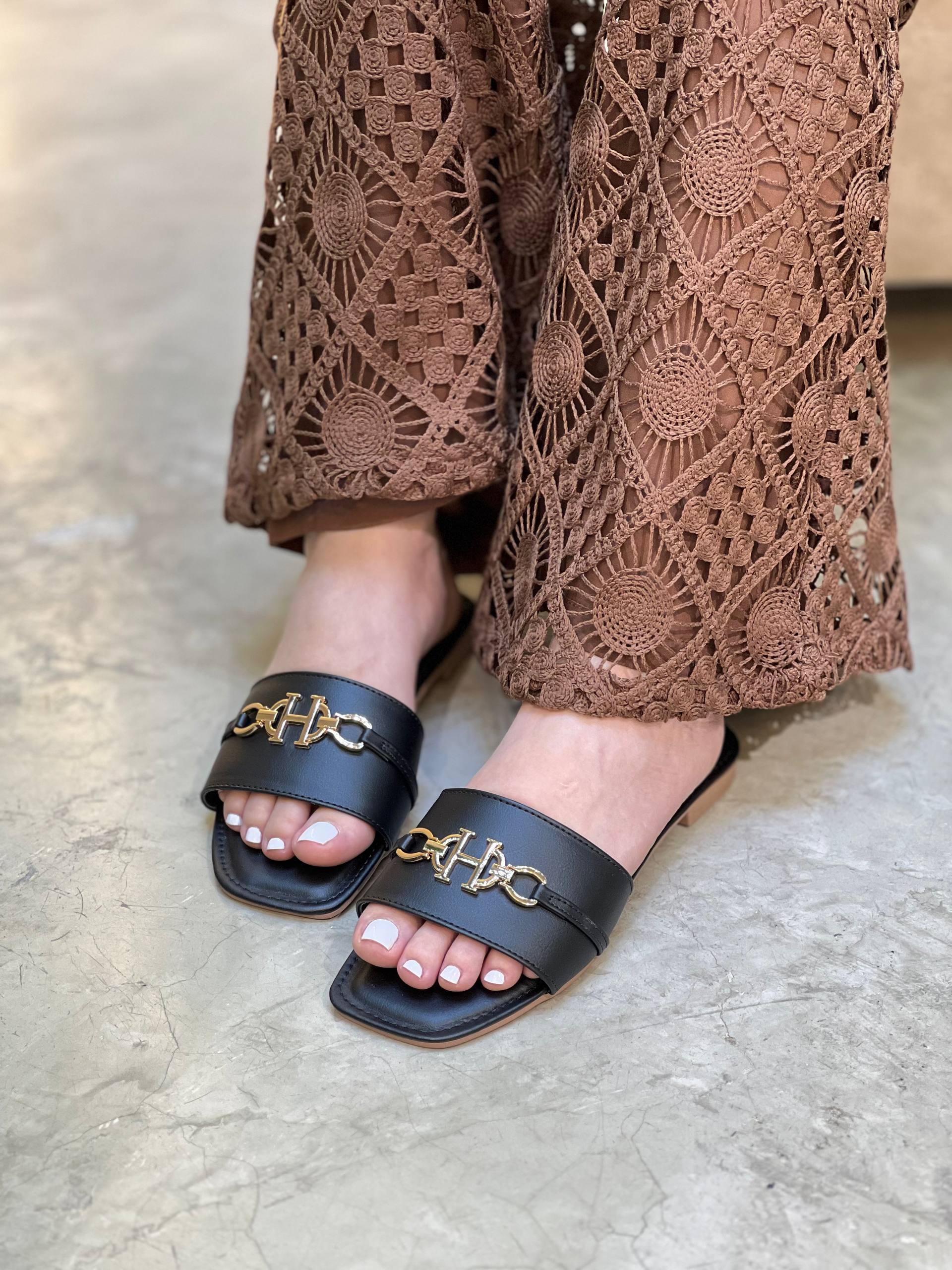 Sandalias planas elegantes para mujer con herraje metálico |  P1568