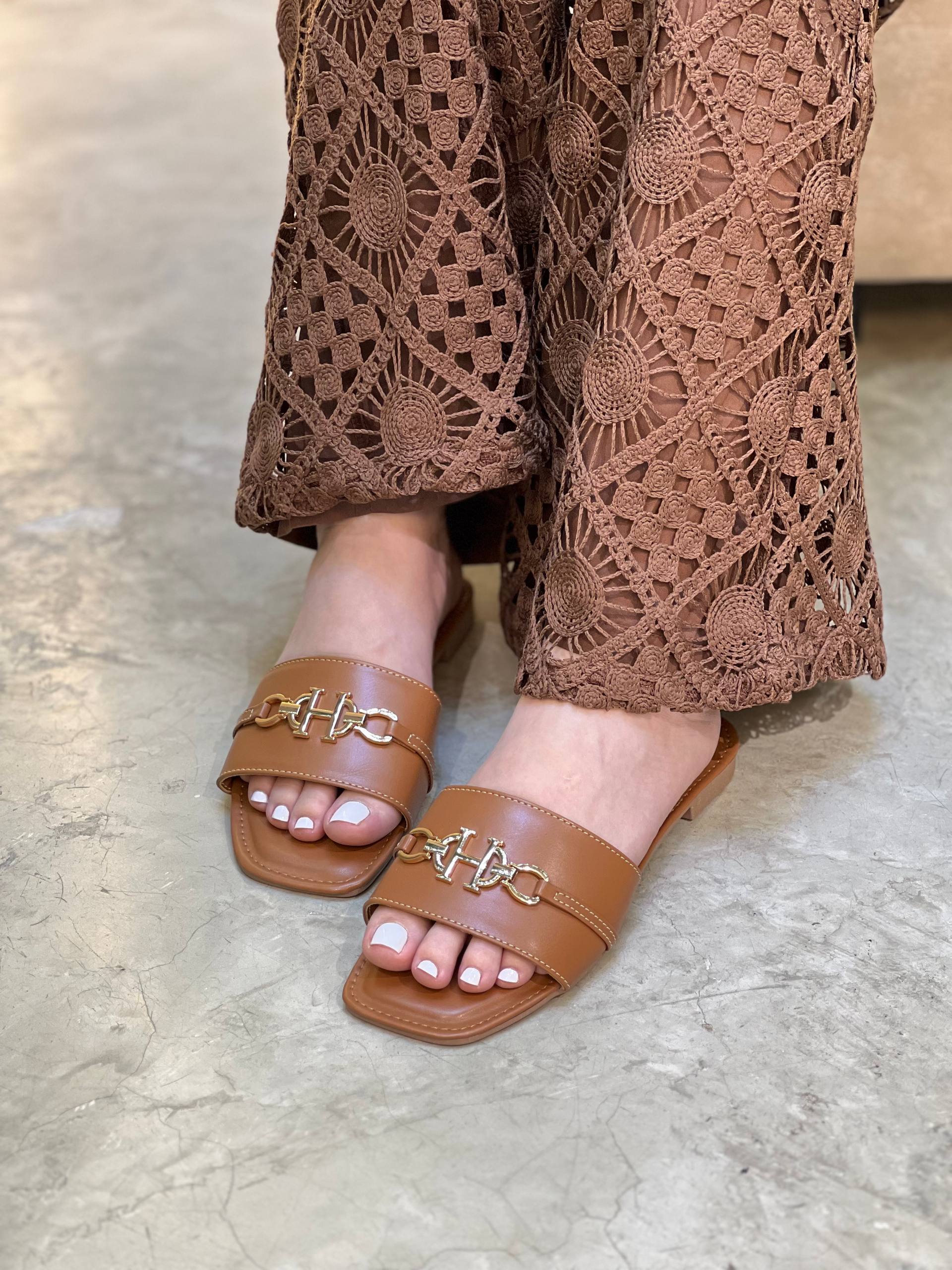 Sandalias planas elegantes para mujer con herraje metálico |  P1568