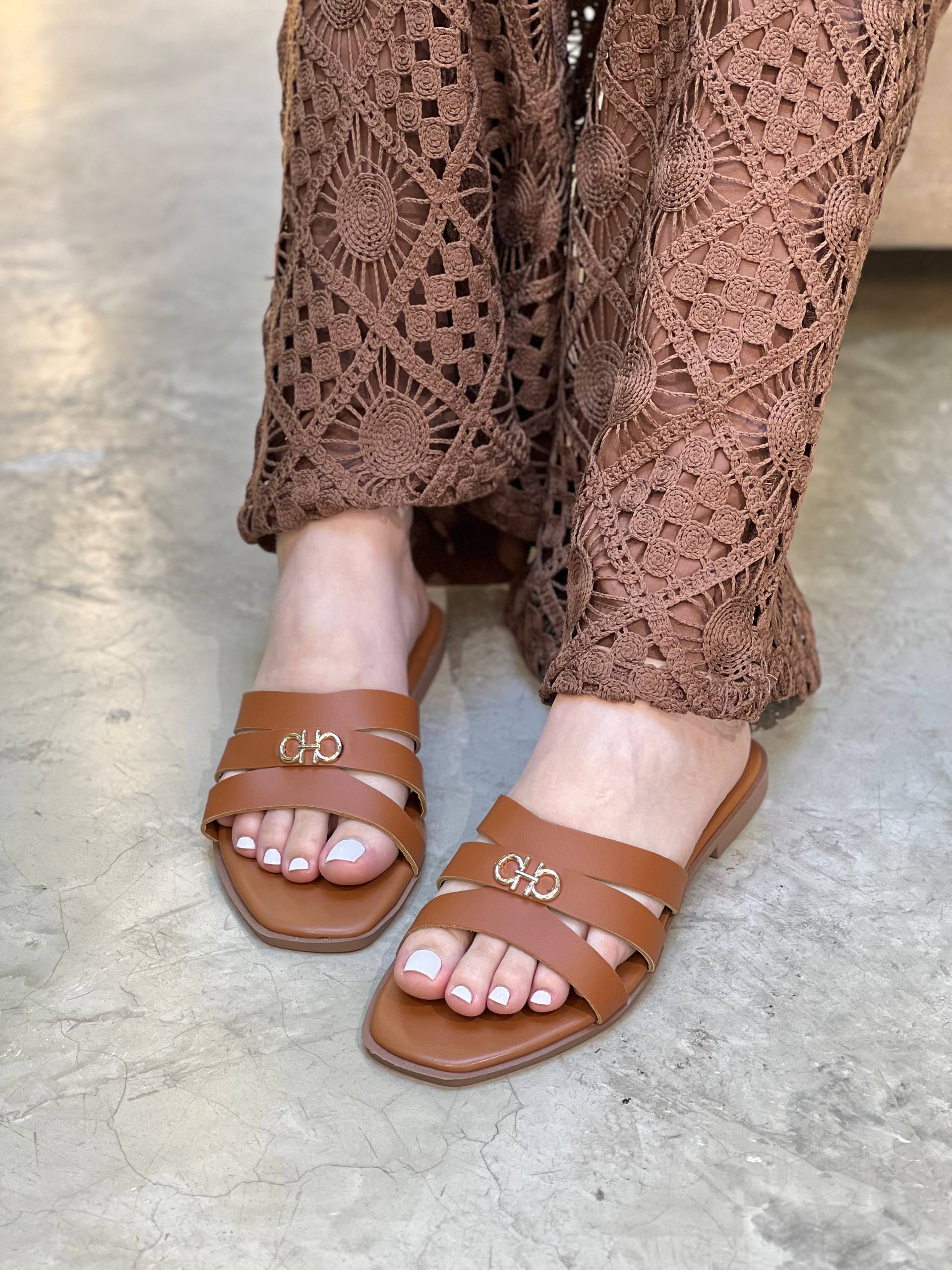 Sandalias planas para mujer con tiras cruzadas y herraje decorativo | P1564