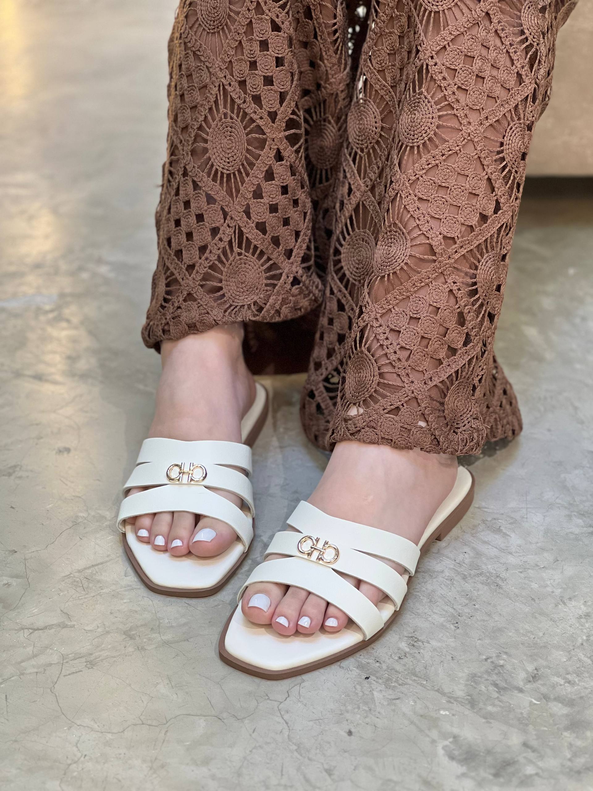 Sandalias planas para mujer con tiras cruzadas y herraje decorativo | P1564