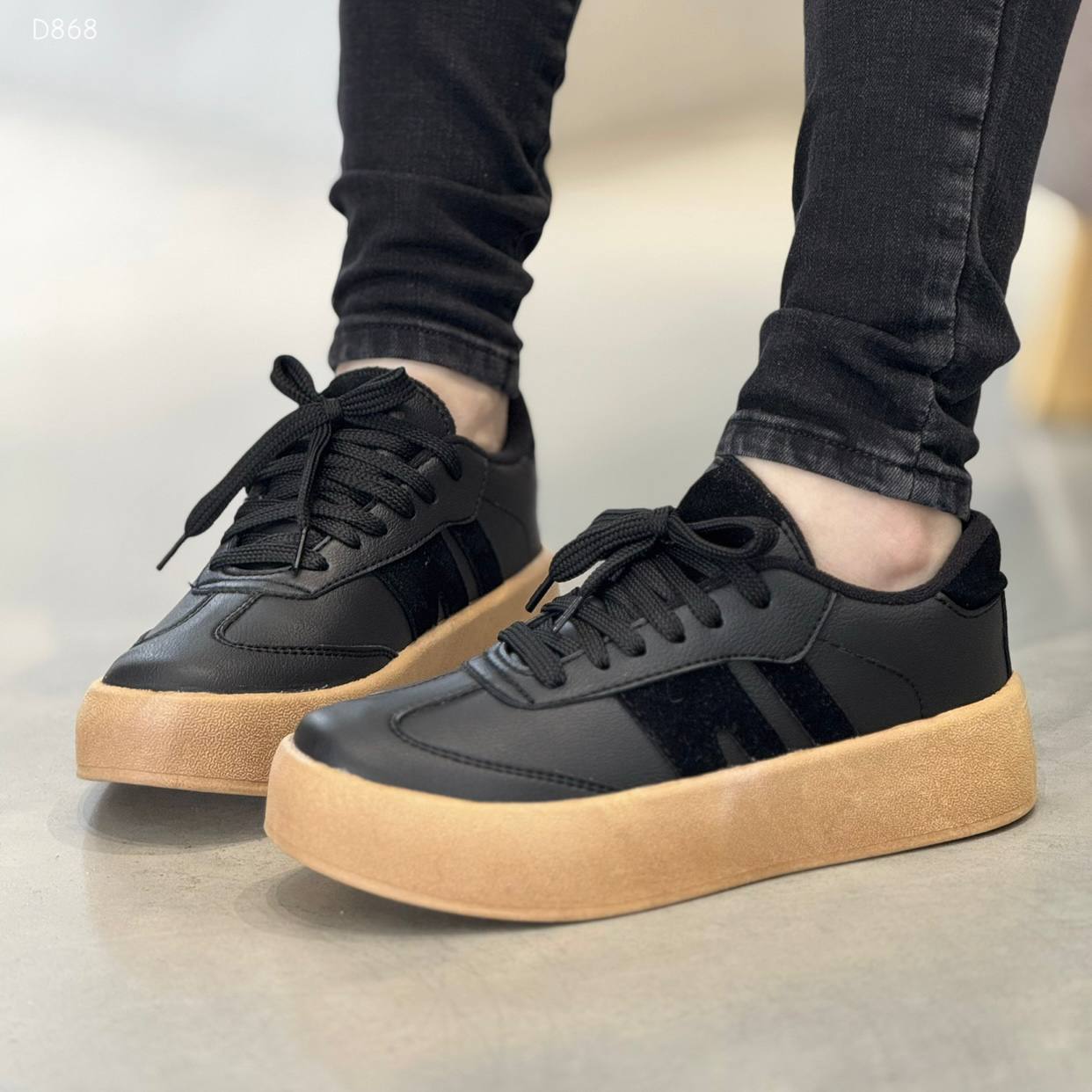 Tenis negros con suela camel para mujer - D868