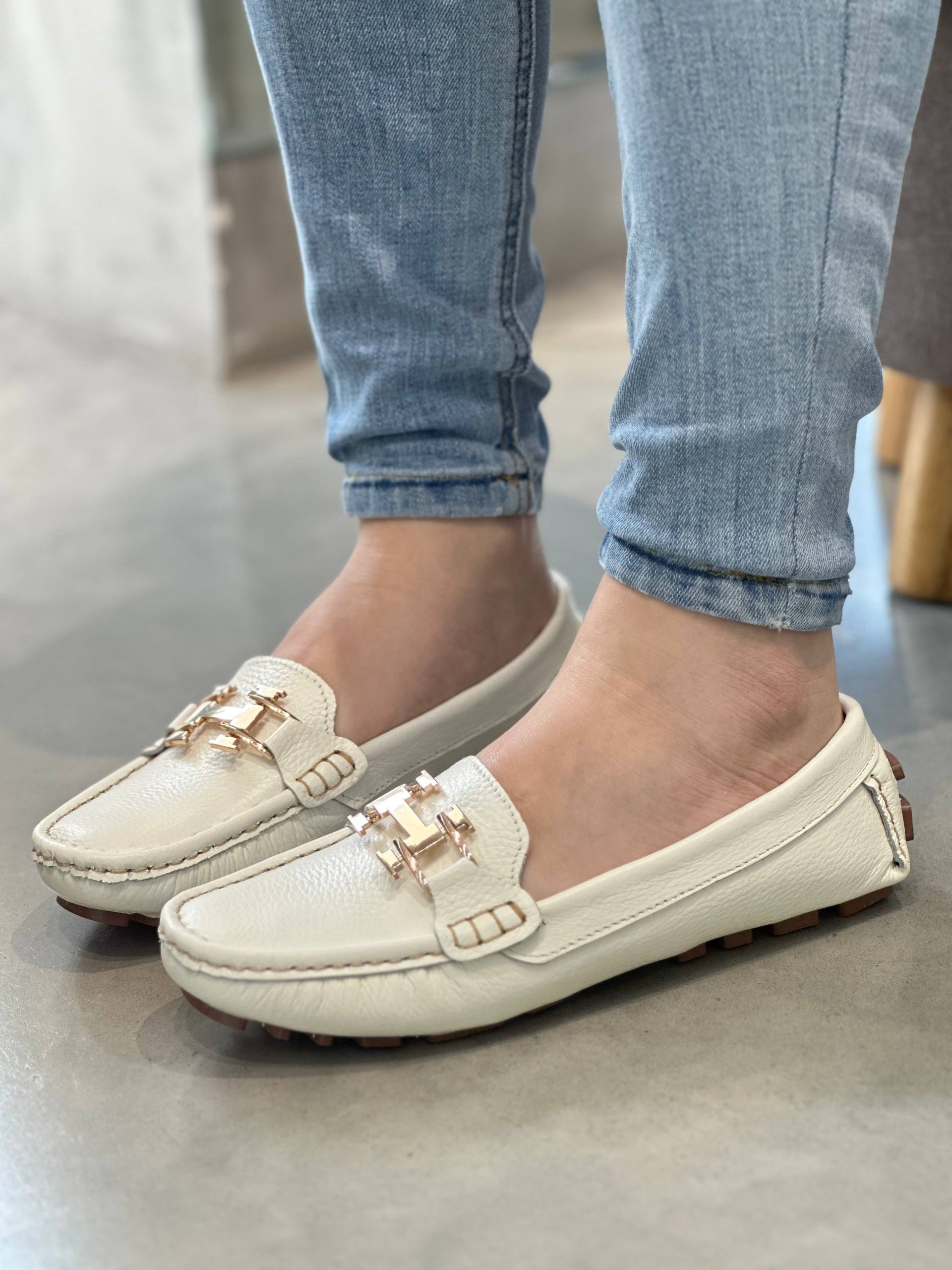 Mocasines blancos con herraje metálico🤍  - MC2025
