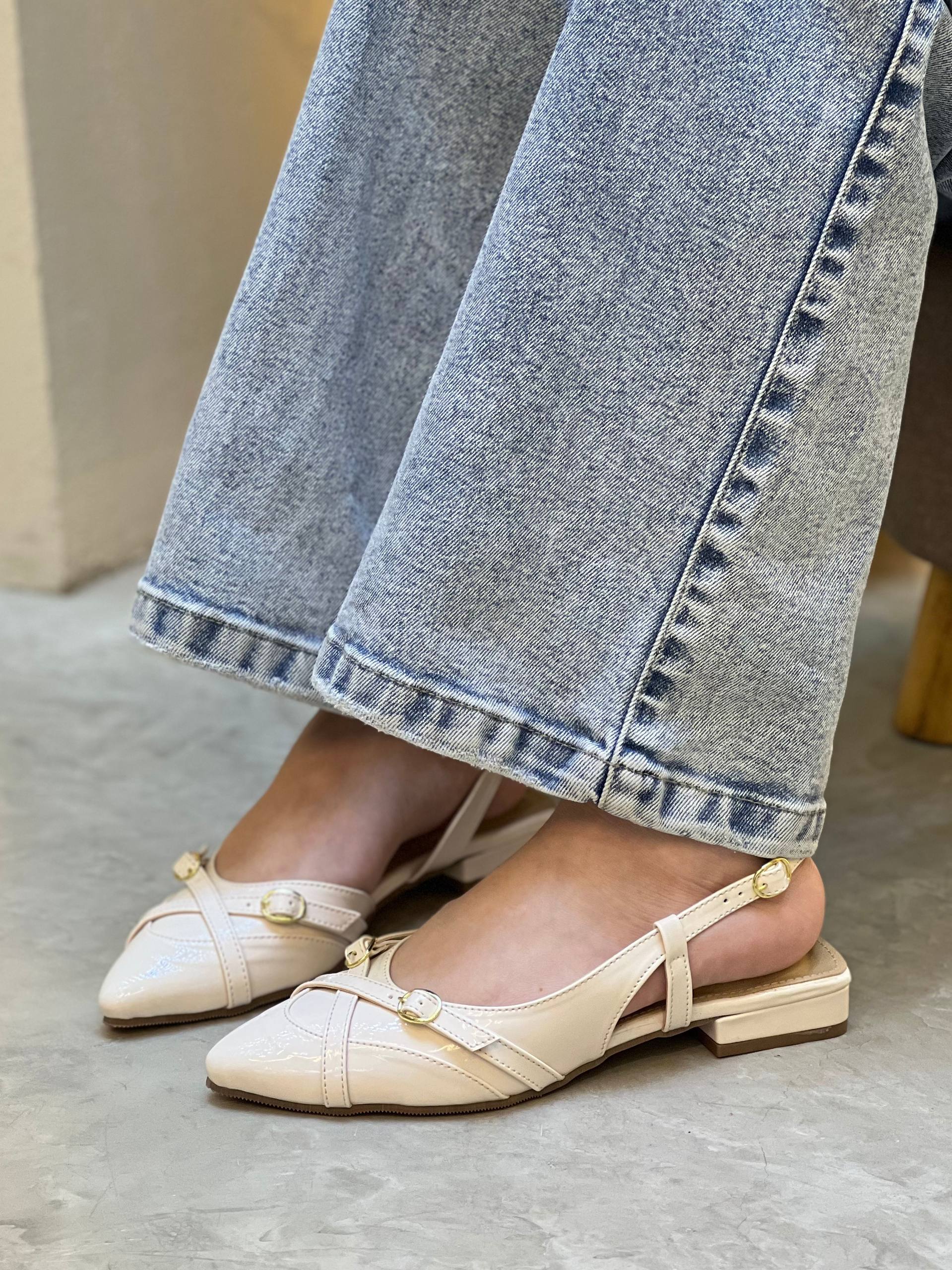 Baleta en charol con correa cruzada y punta fina VL23 para mujer | Maraldo