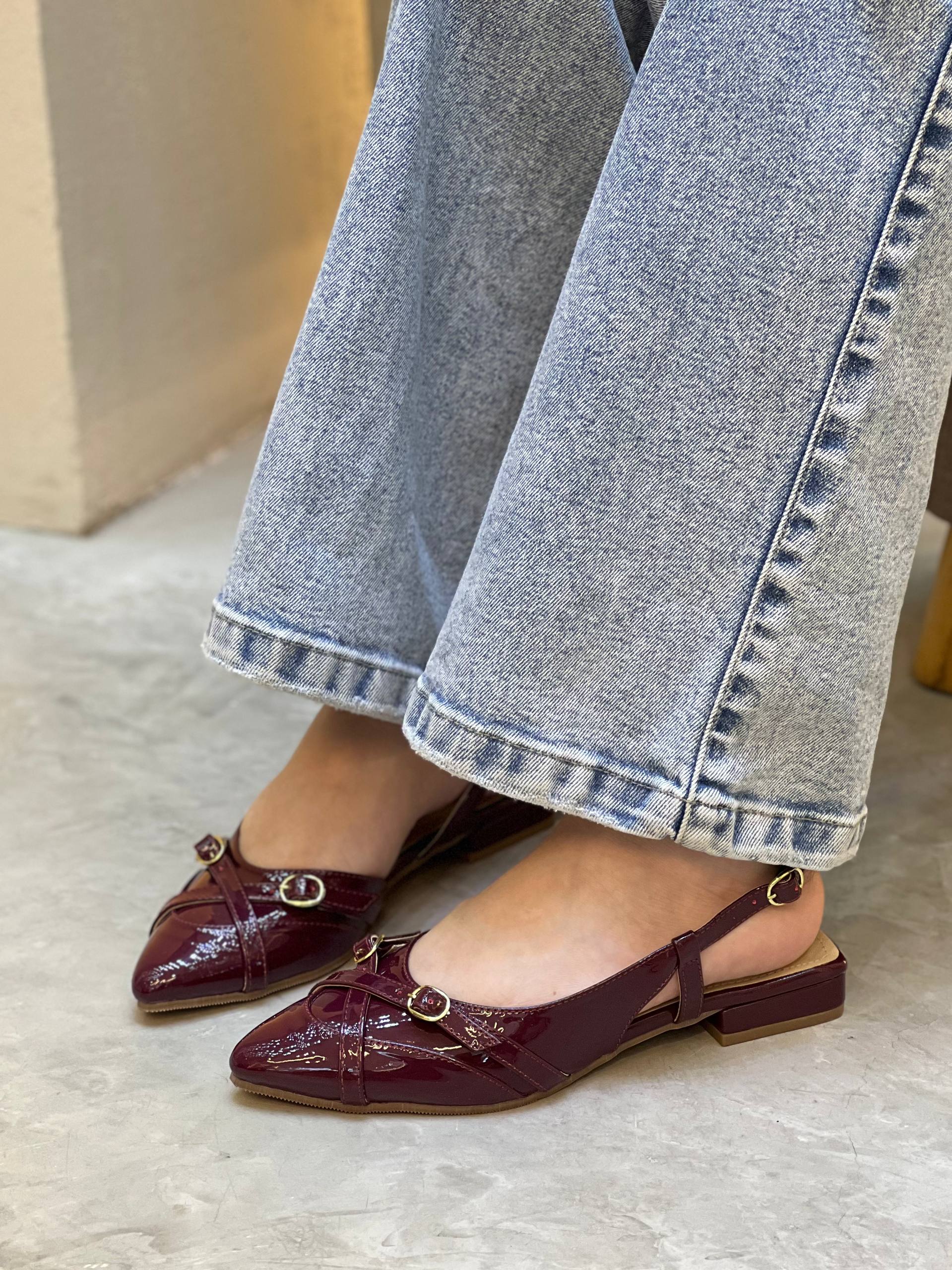 Baleta en charol con correa cruzada y punta fina VL23 para mujer | Maraldo