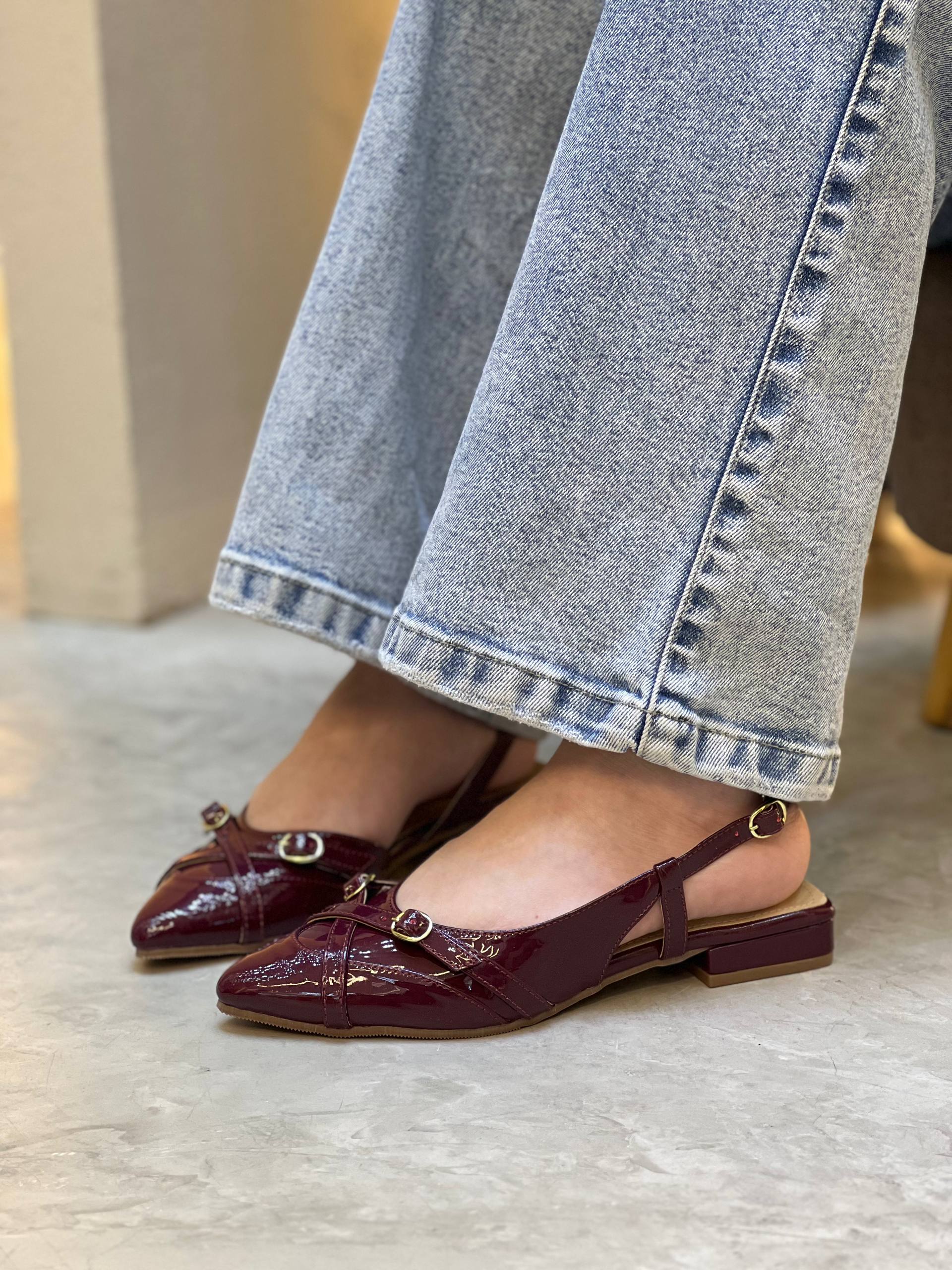 Baleta en charol con correa cruzada y punta fina VL23 para mujer | Maraldo