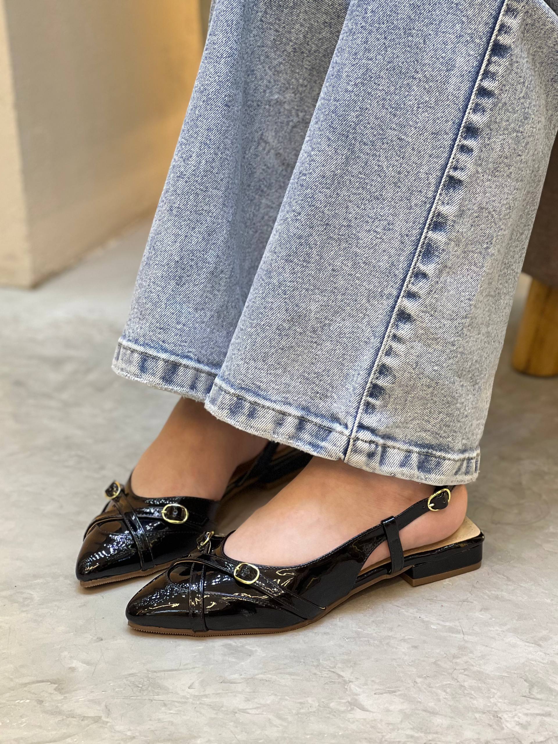 Baleta en charol con correa cruzada y punta fina VL23 para mujer | Maraldo