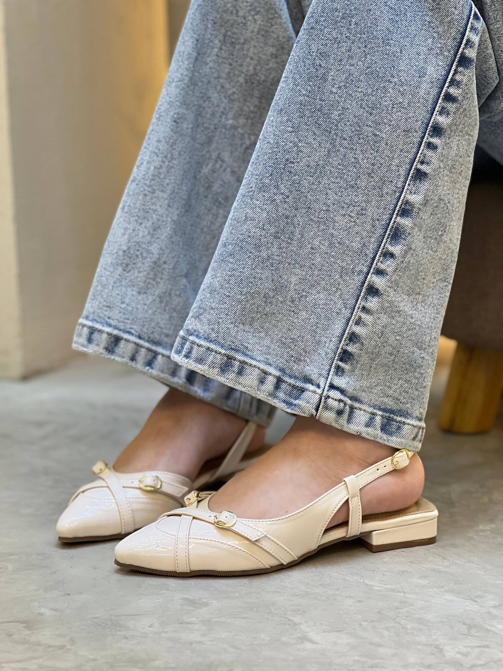 Baleta en charol con correa cruzada y punta fina VL23 para mujer | Maraldo