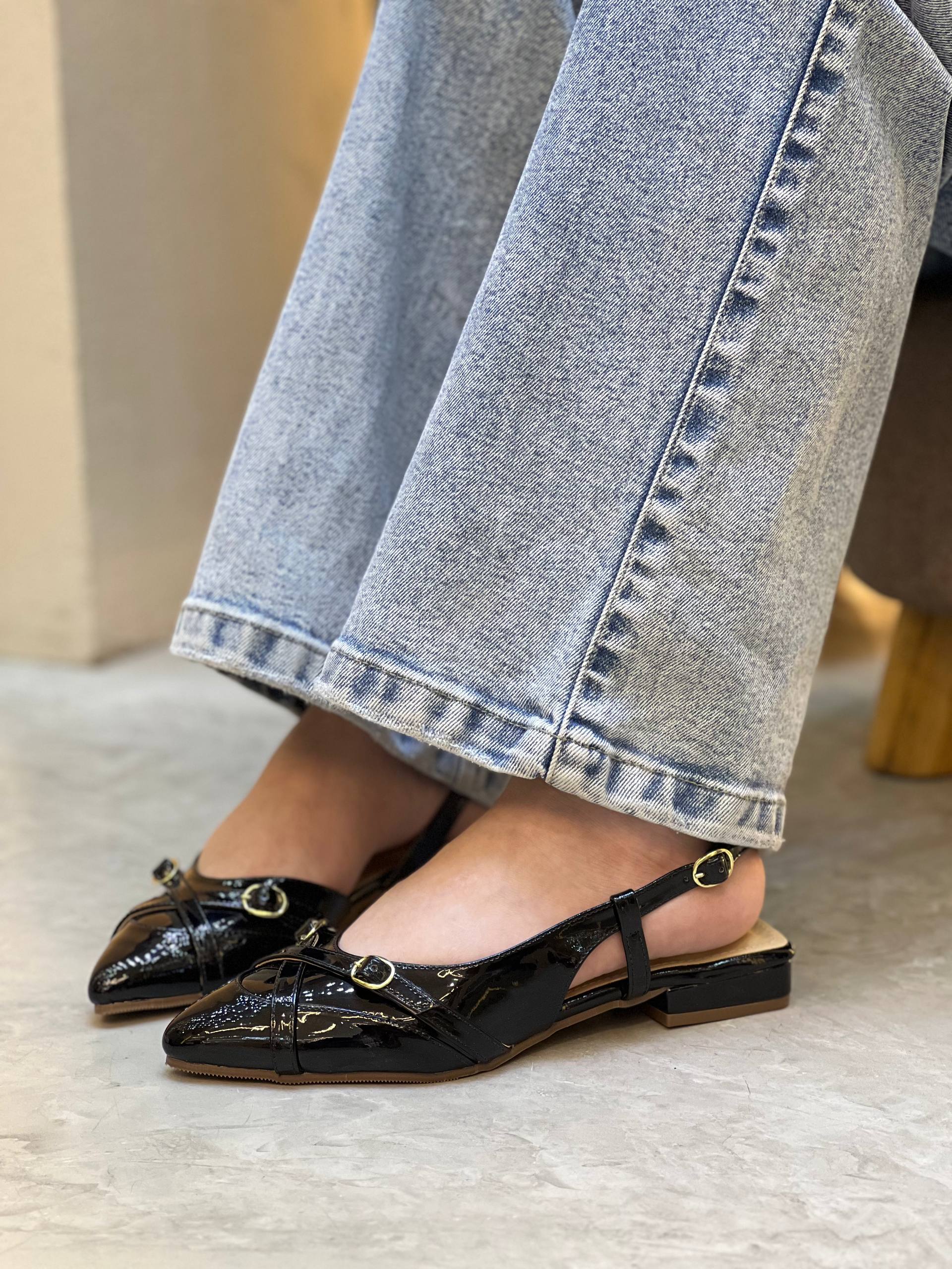 Baleta en charol con correa cruzada y punta fina VL23 para mujer | Maraldo