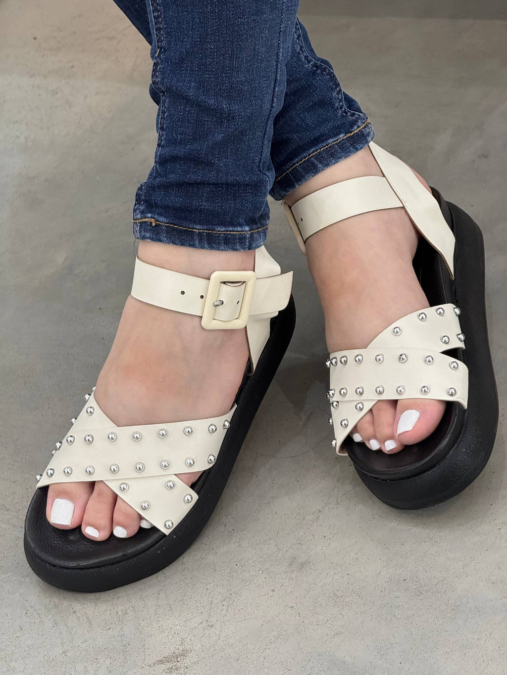 Sandalias blanca con plataforma y tiras con taches - MB99