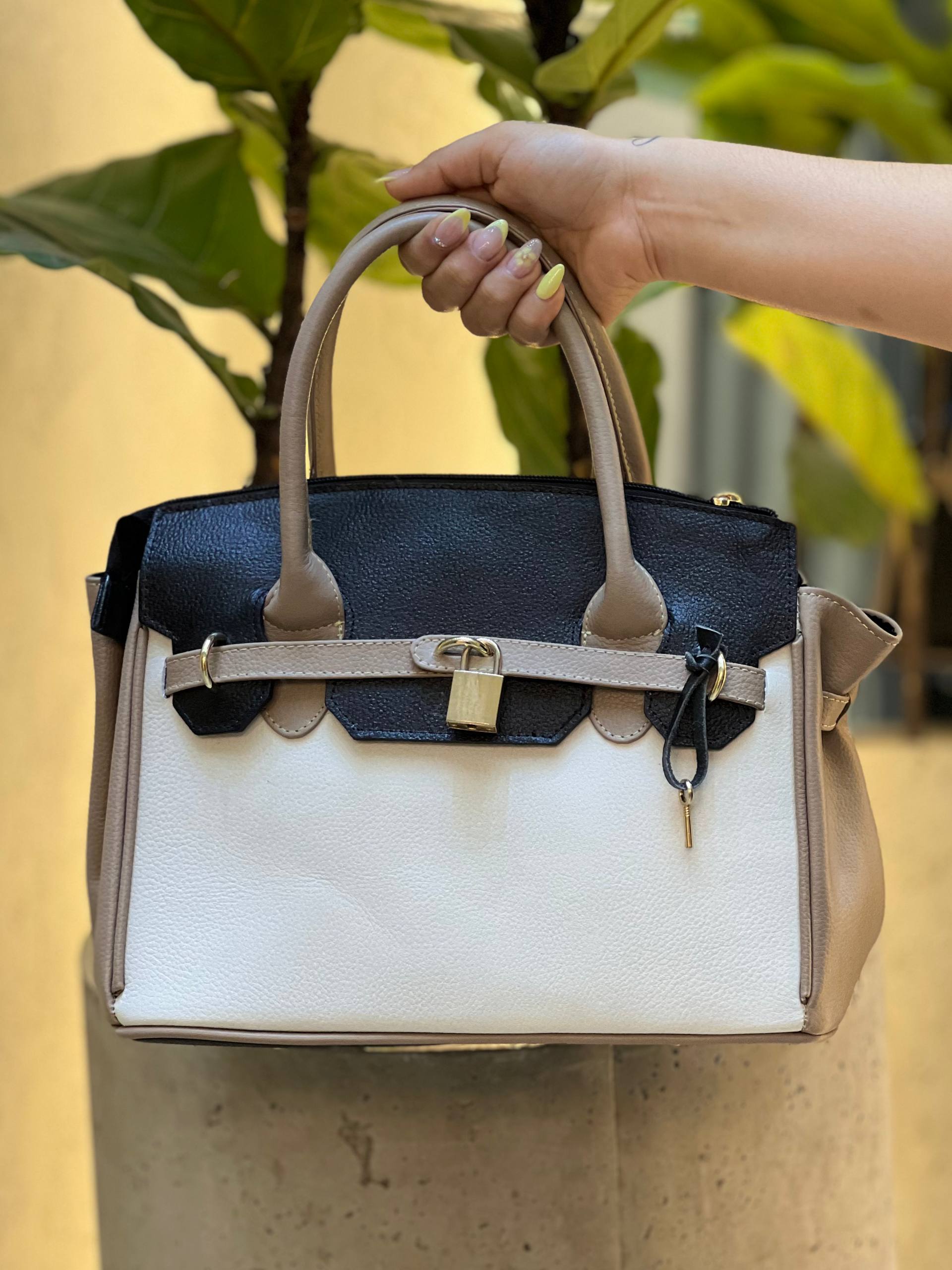 Bolso en 100% Cuero BL044