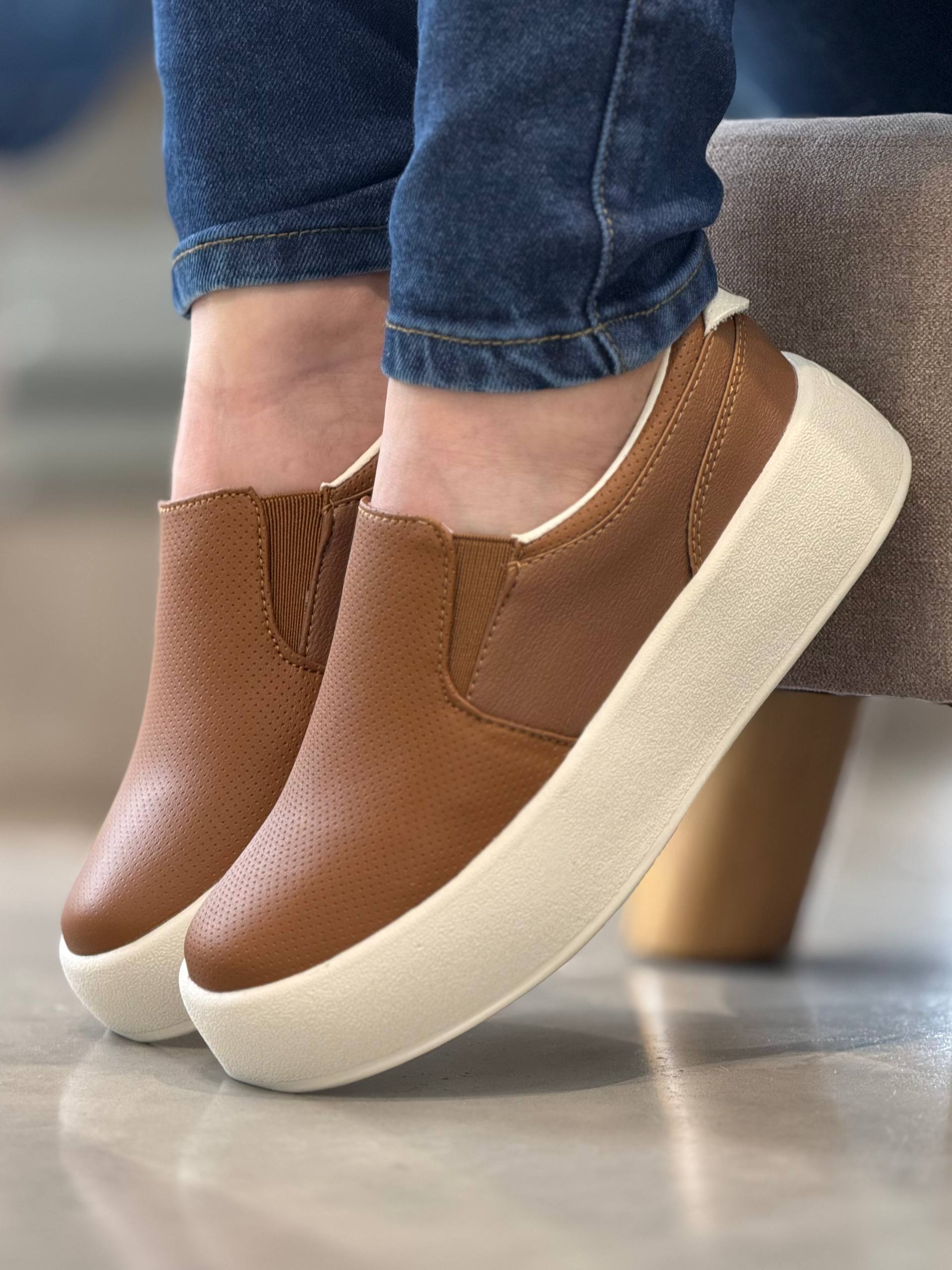 Tenis negros con plataforma blanca y diseño Slip-on - D885