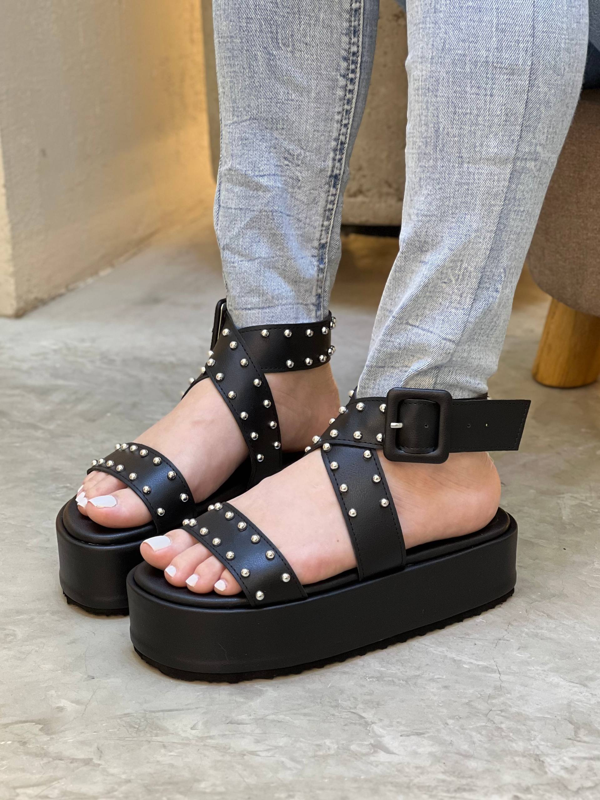 Sandalia de plataforma con taches metálicos MB110 | Maraldo