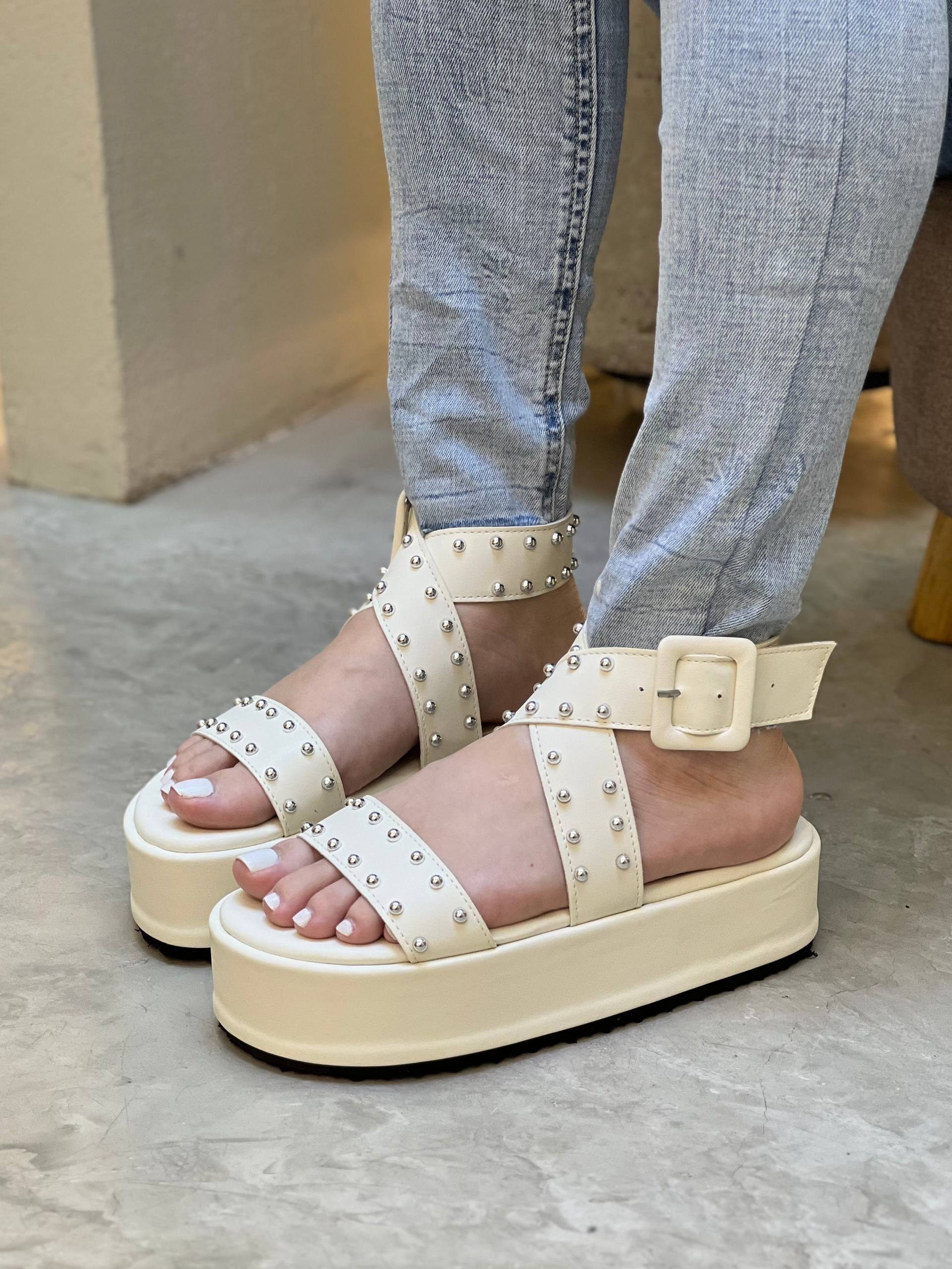 Sandalia de plataforma con taches metálicos MB110 | Maraldo