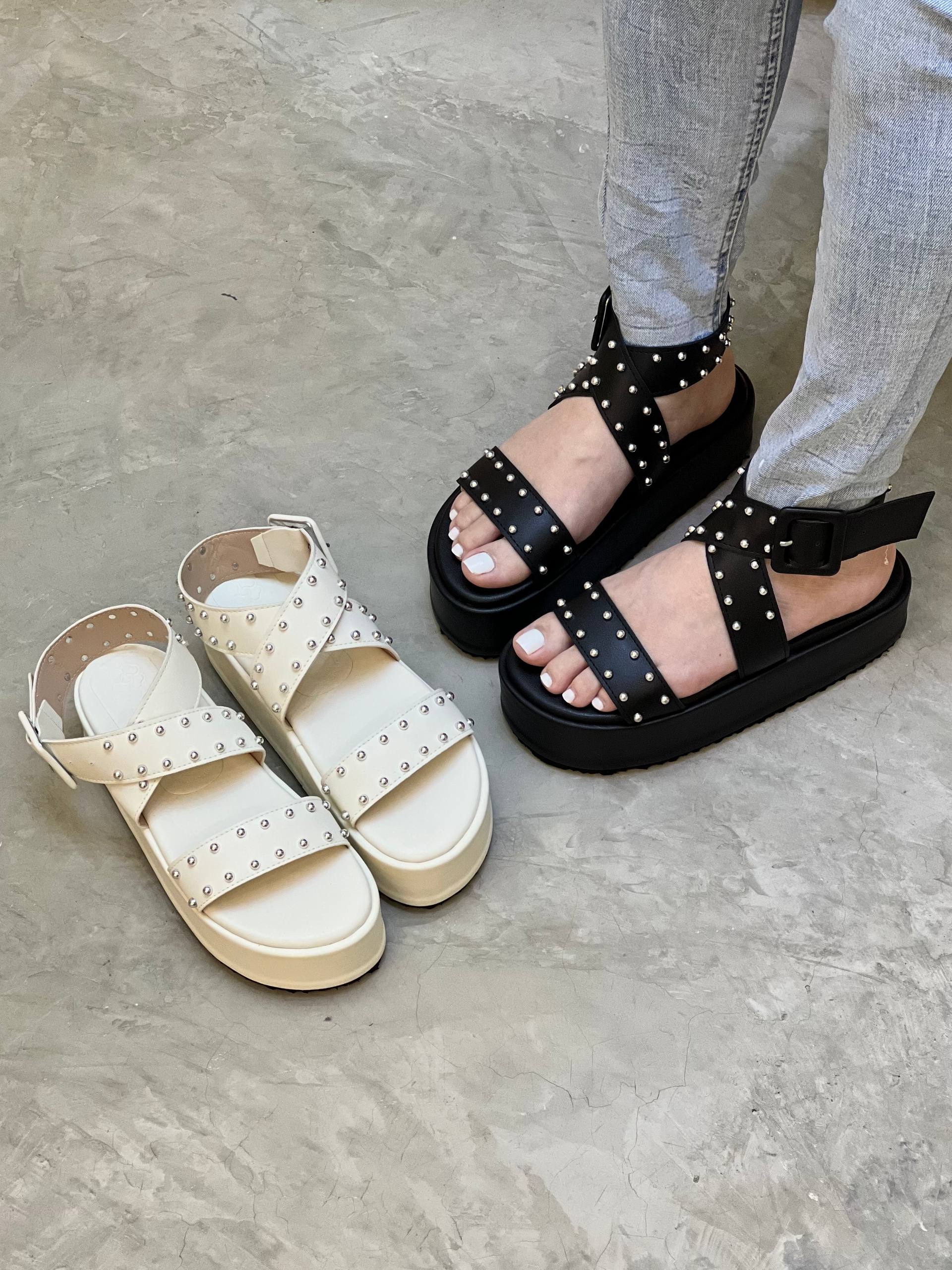 Sandalia de plataforma con taches metálicos MB110 | Maraldo