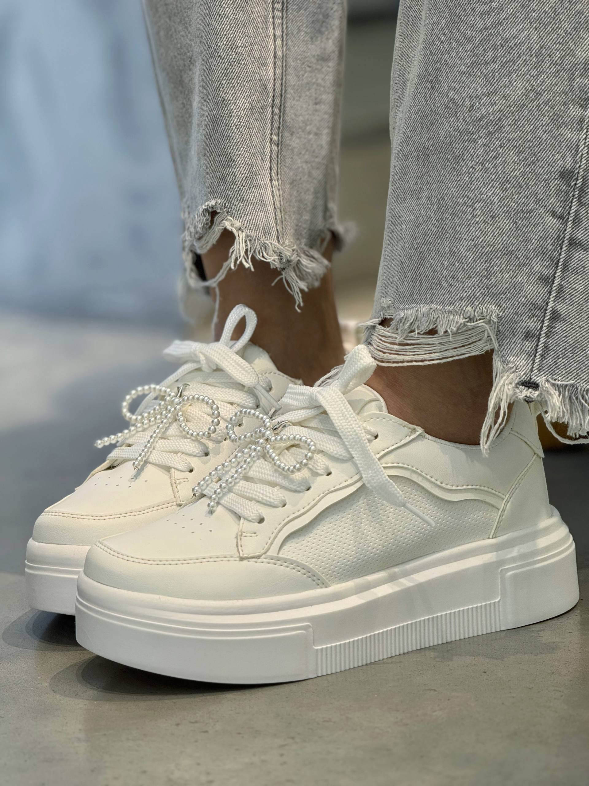 Tenis blancos con corbata de perlas D882 para mujer | MARALDO