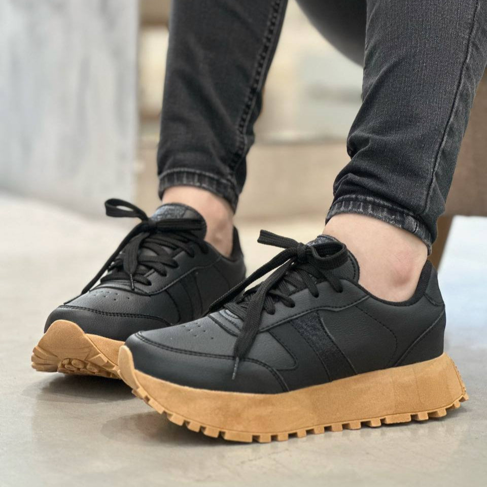 Tenis negros con plataforma  y estilo urbano – D870
