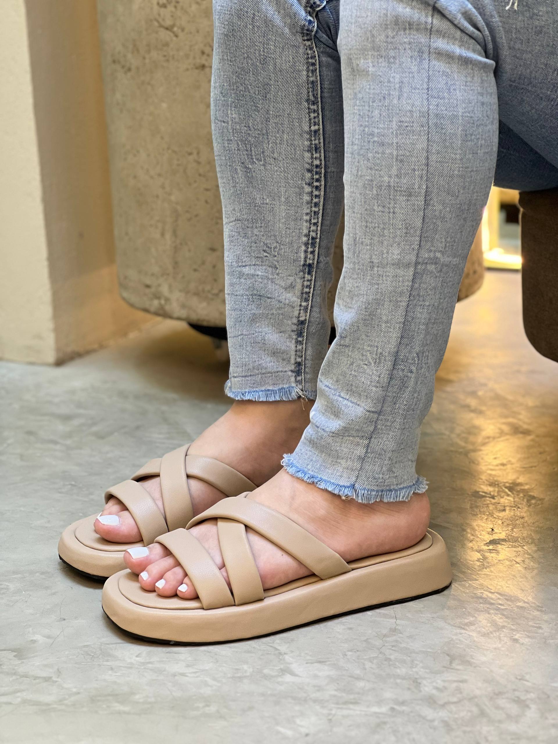 Sandalias nude cruzadas con plataforma baja – SB61