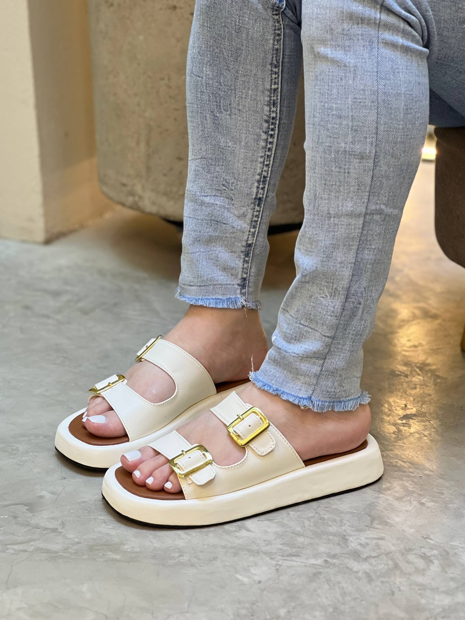 Sandalias beige con hebillas doradas y plataforma cómoda para mujer - SB27