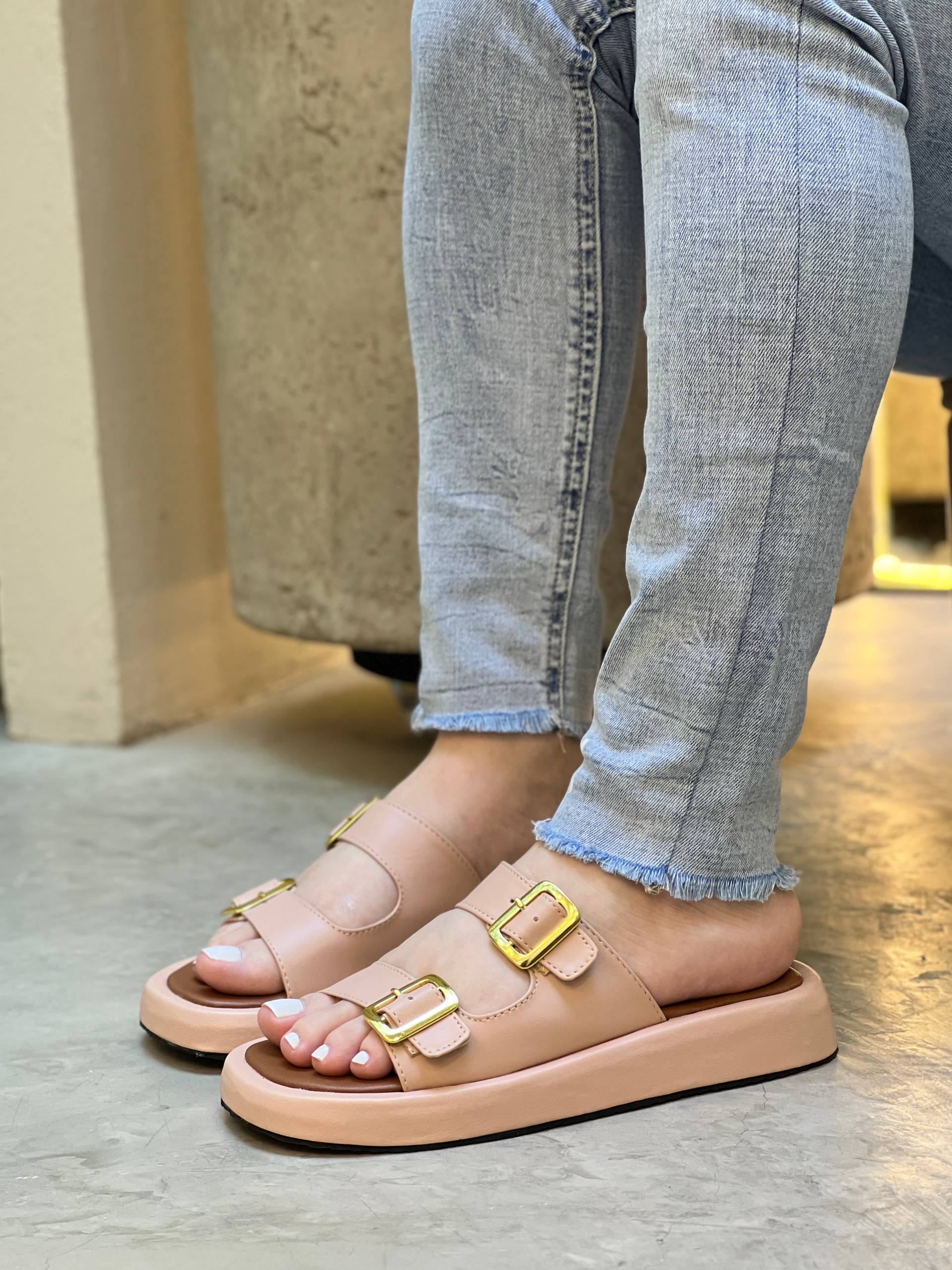 Sandalias beige con hebillas doradas y plataforma cómoda para mujer - SB27