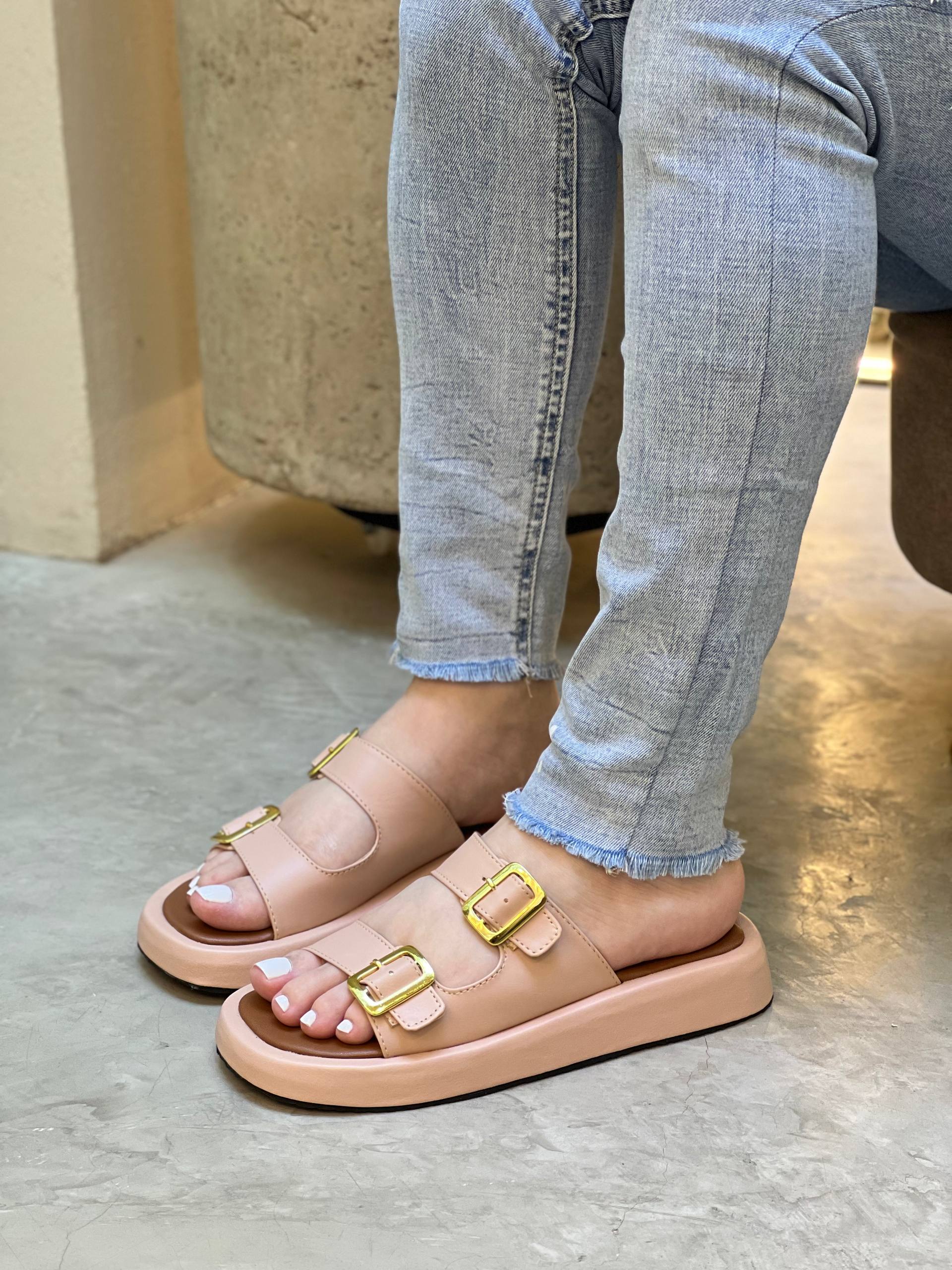 Sandalias beige con hebillas doradas y plataforma cómoda para mujer - SB27