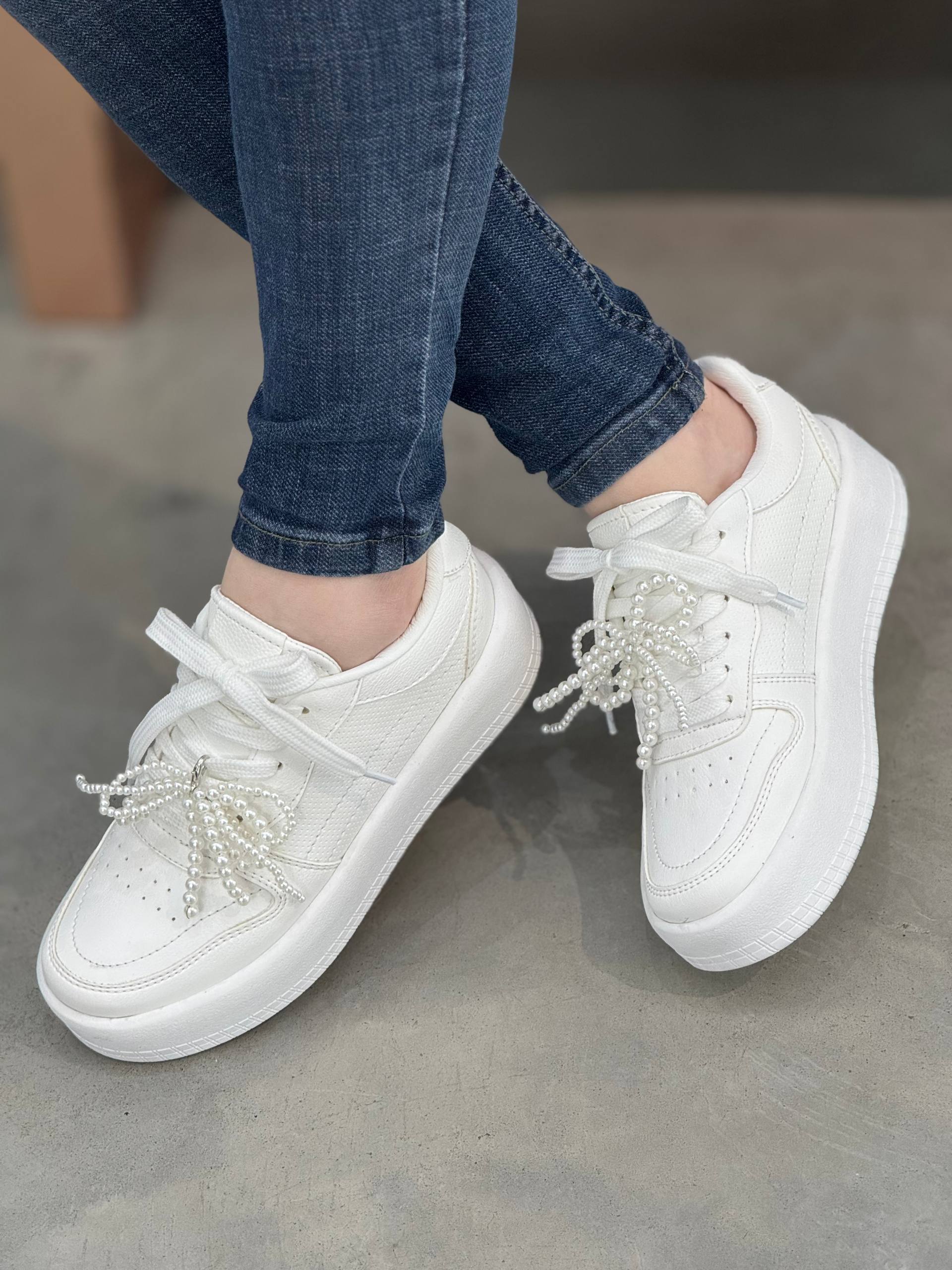 Tenis Casual Blancos con Moño de Perlas - D884