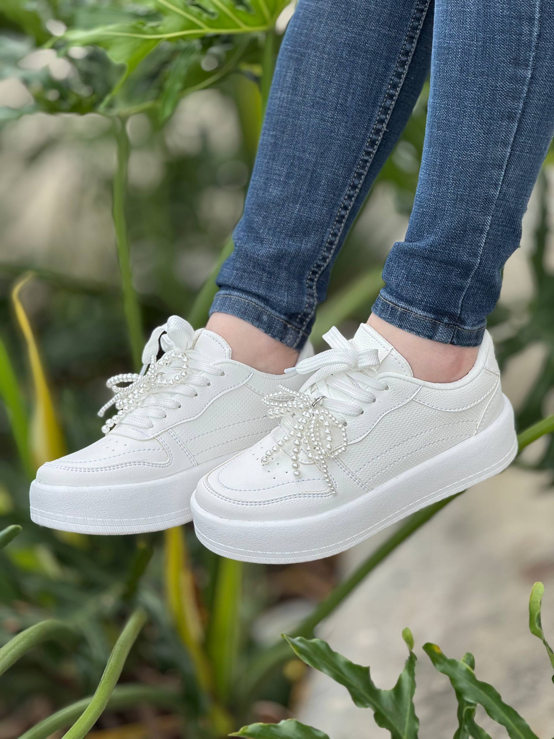 Tenis Casual Blancos con Moño de Perlas - D884