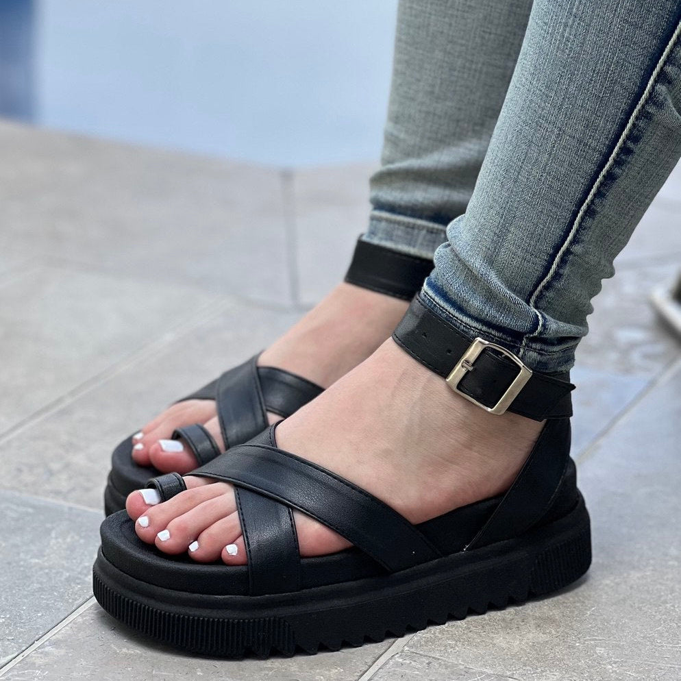 Sandalias negras con plataforma y hebilla MB61 | Maraldo