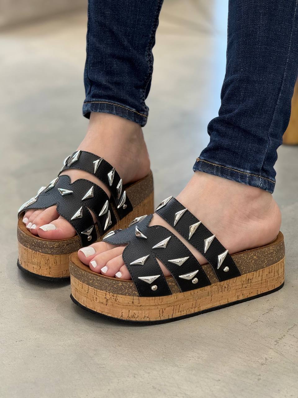 Sandalia de plataforma con taches PLTF823 para mujer | Maraldo