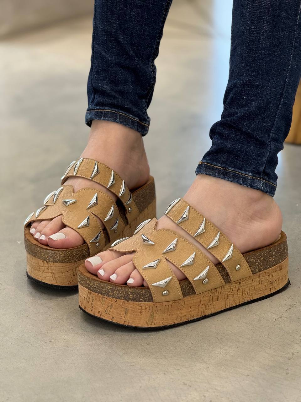 Sandalia de plataforma con taches PLTF823 para mujer | Maraldo