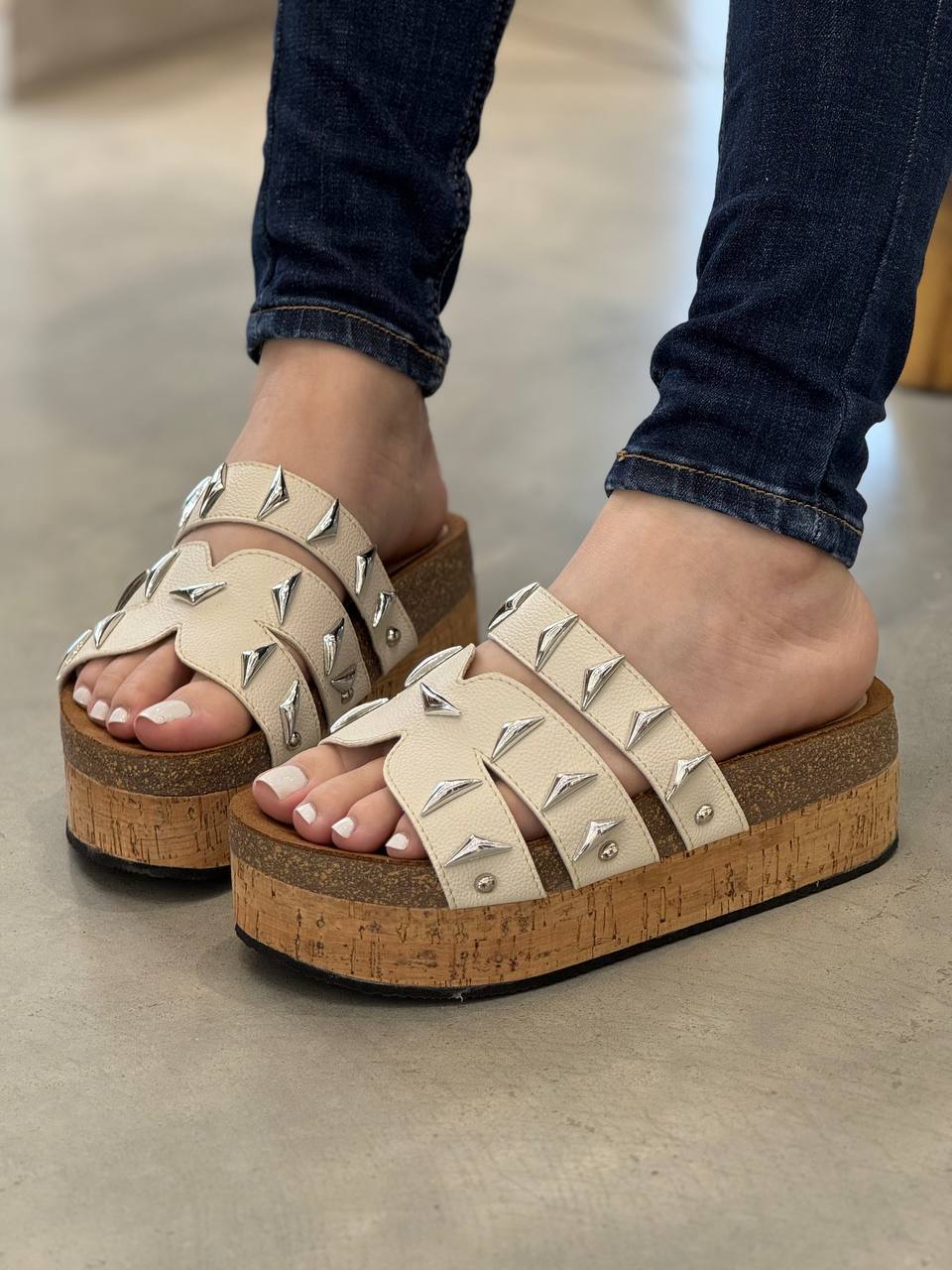 Sandalia de plataforma con taches PLTF823 para mujer | Maraldo