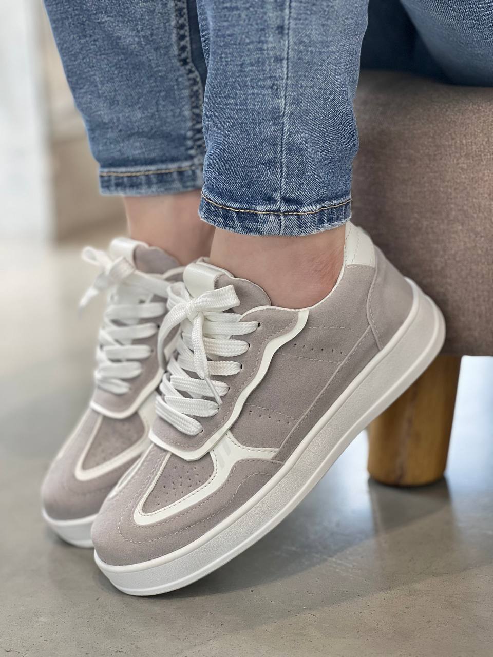 Tenis Grises casuales para mujer con suela blanca - D879