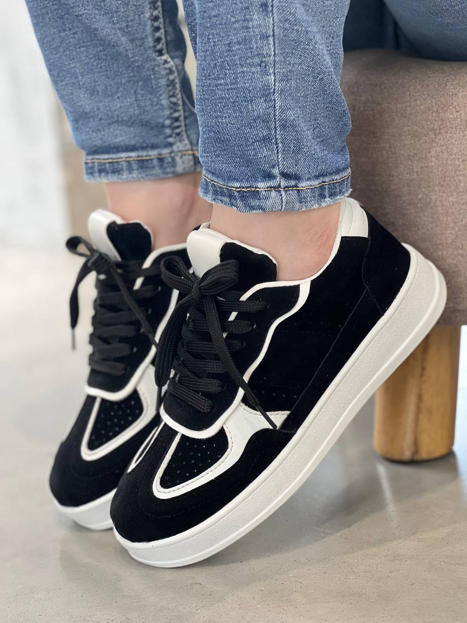 Tenis negros para mujer con suela blanca - D879