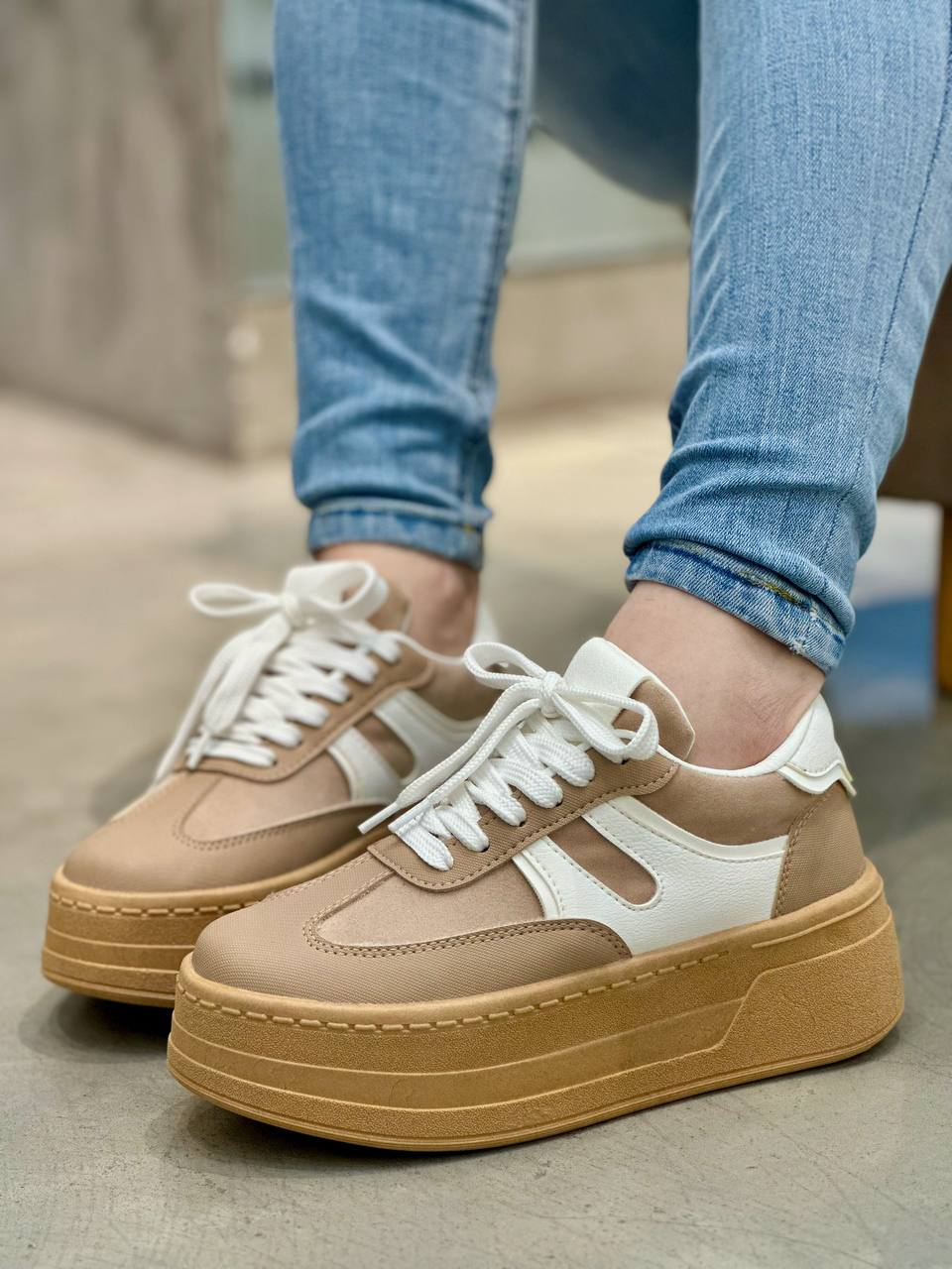 Tenis Beige para mujer con plataforma  - D864