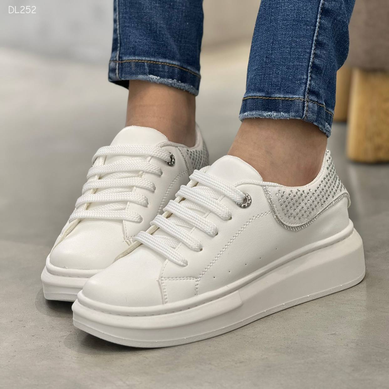 Tenis de Blancos con detalles en piedras brillantes - DL252