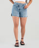 Short en denim con pretina cruzada, tiro alto, tono azul medio | SHORT15