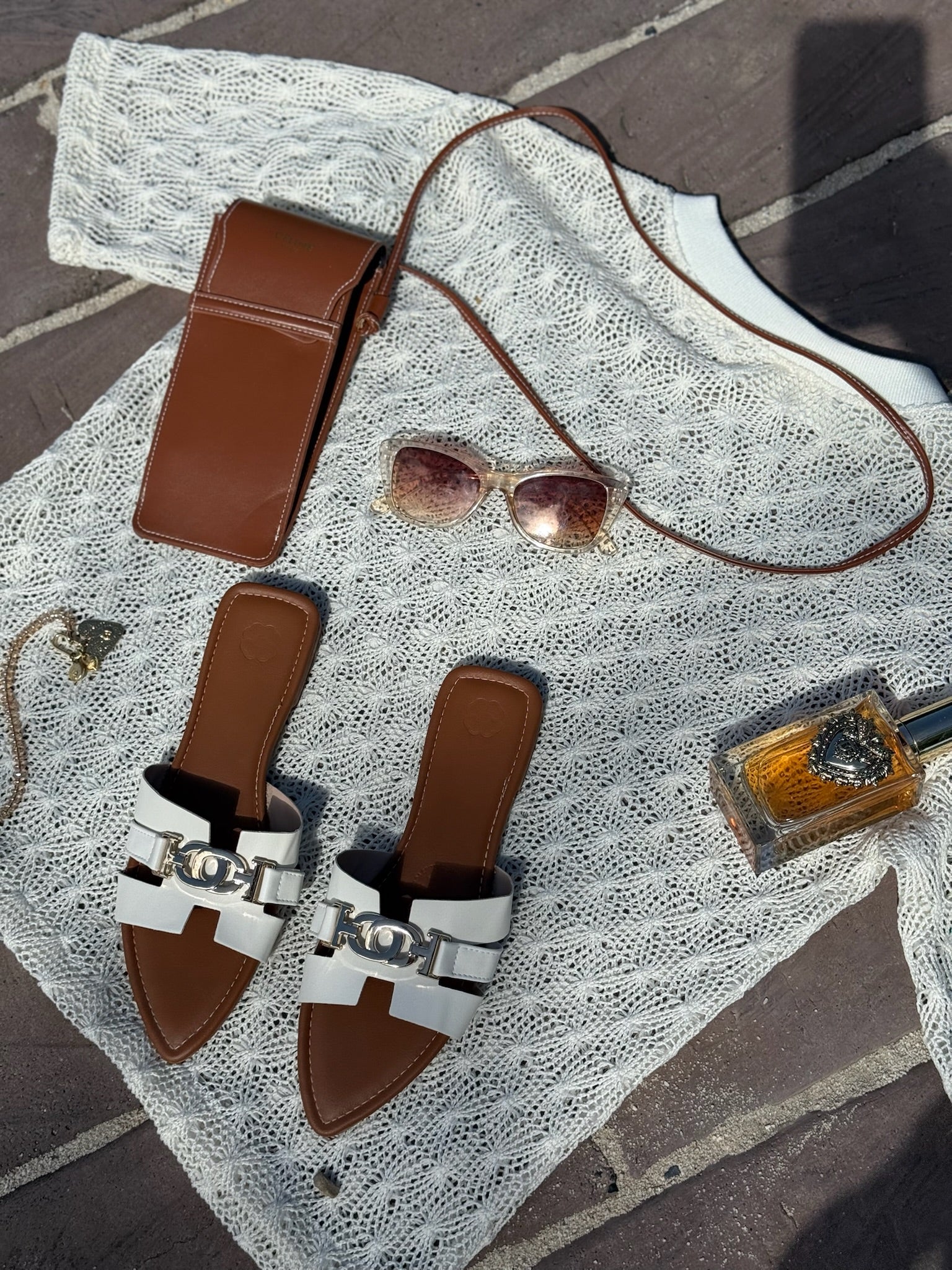 Sandalia Plana negra Punta Fina con Herraje P1527