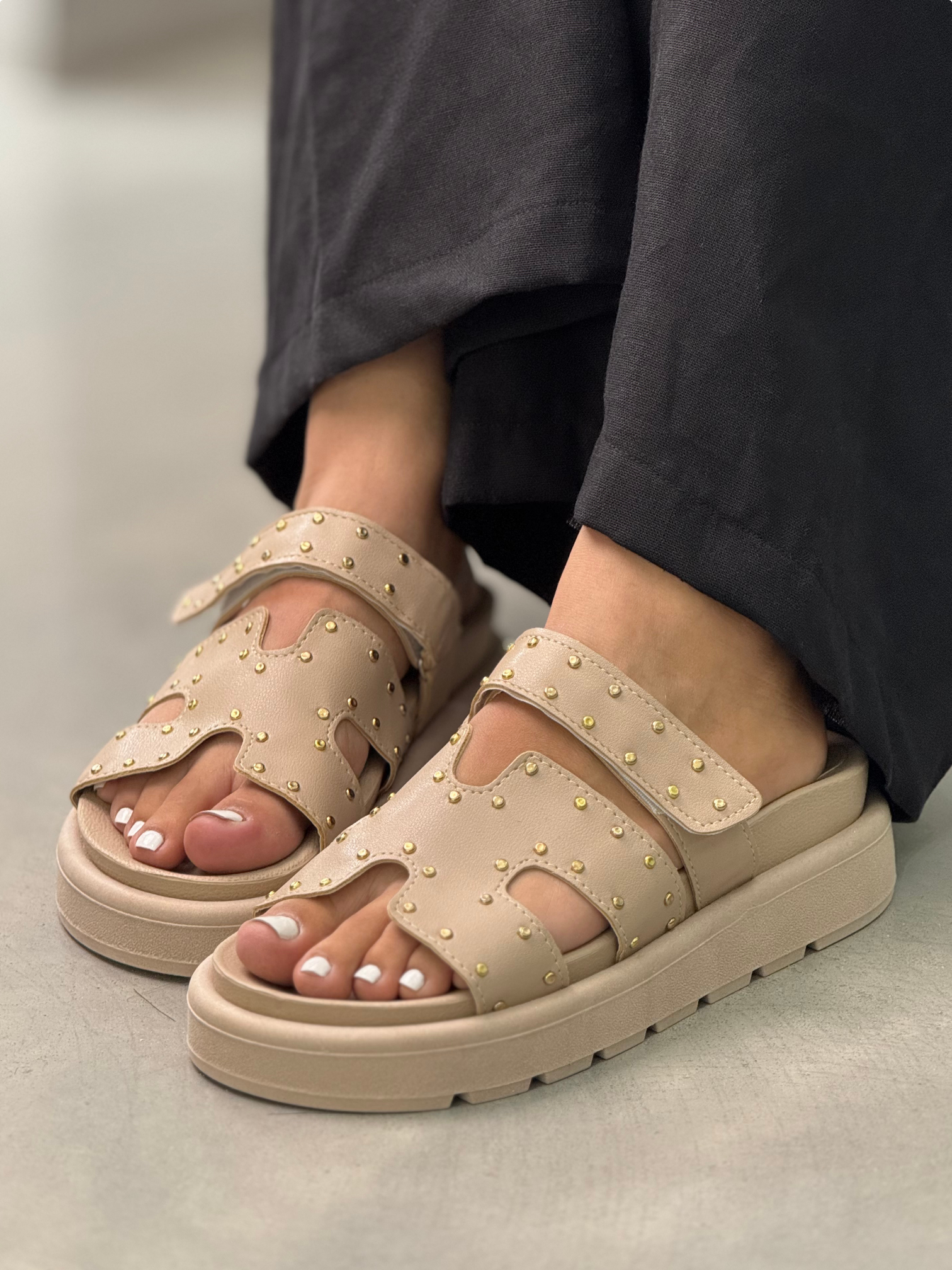 Sandalias negras con detalles dorados S1337 | Maraldo