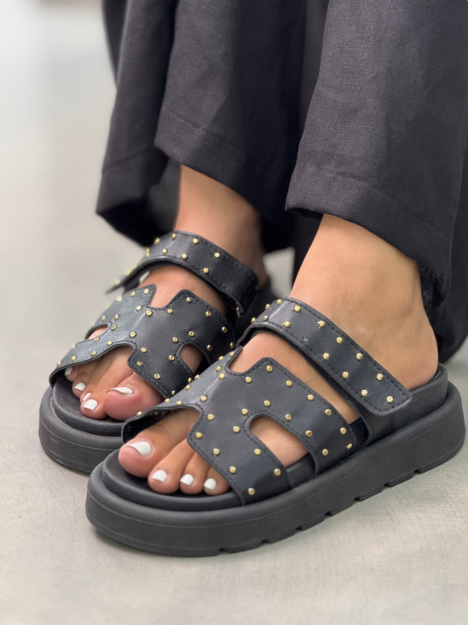 Sandalias negras con detalles dorados S1337 | Maraldo