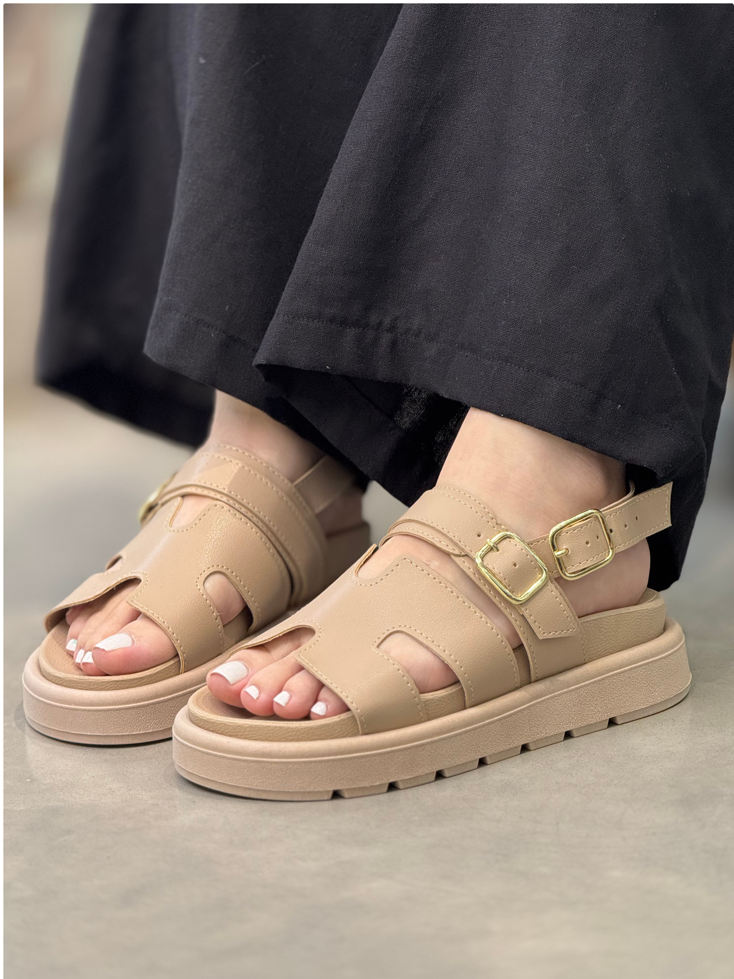 Sandalias con diseño cerrado y correa ajustable - S1334