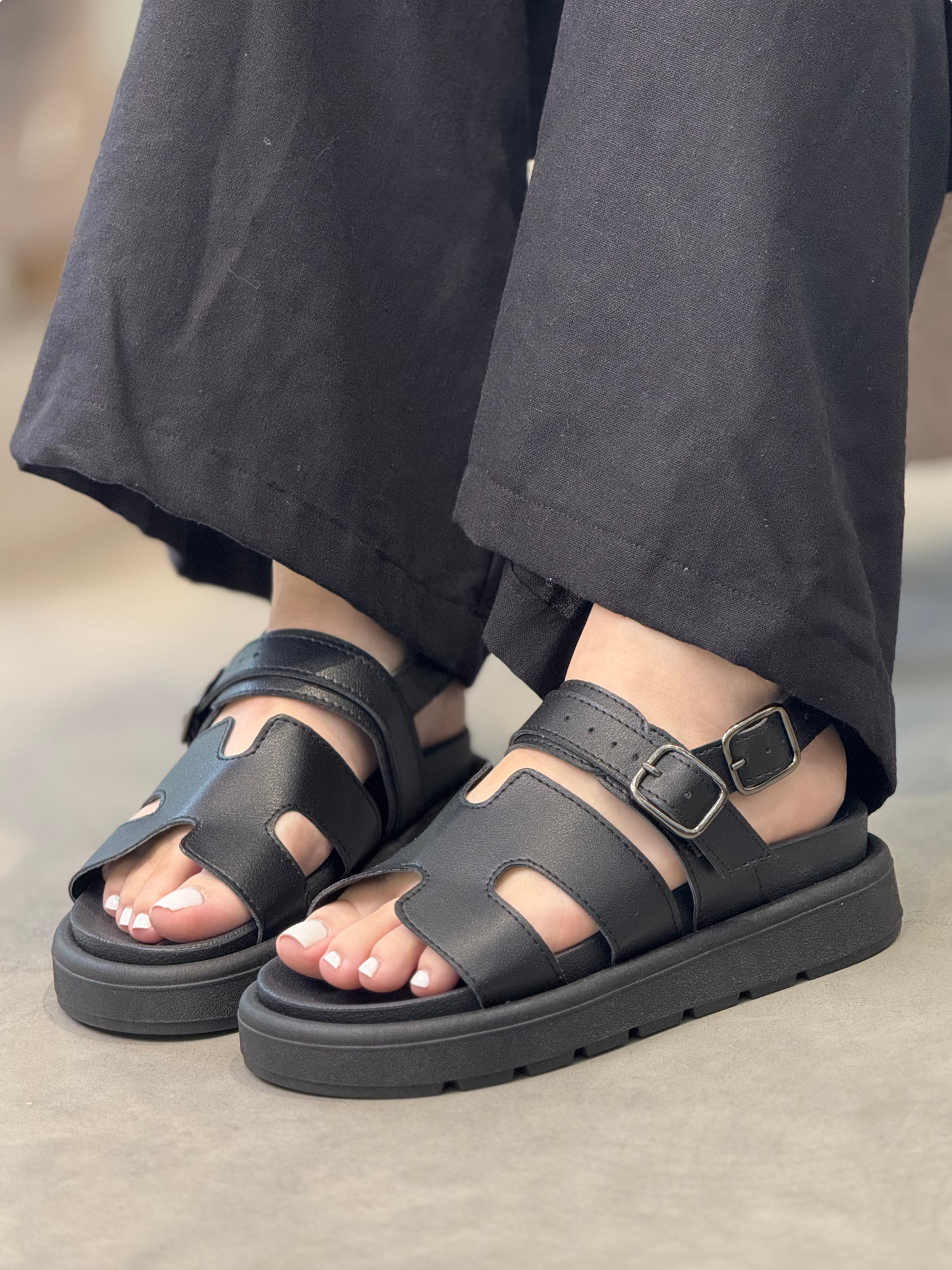 Sandalias con diseño cerrado y correa ajustable - S1334