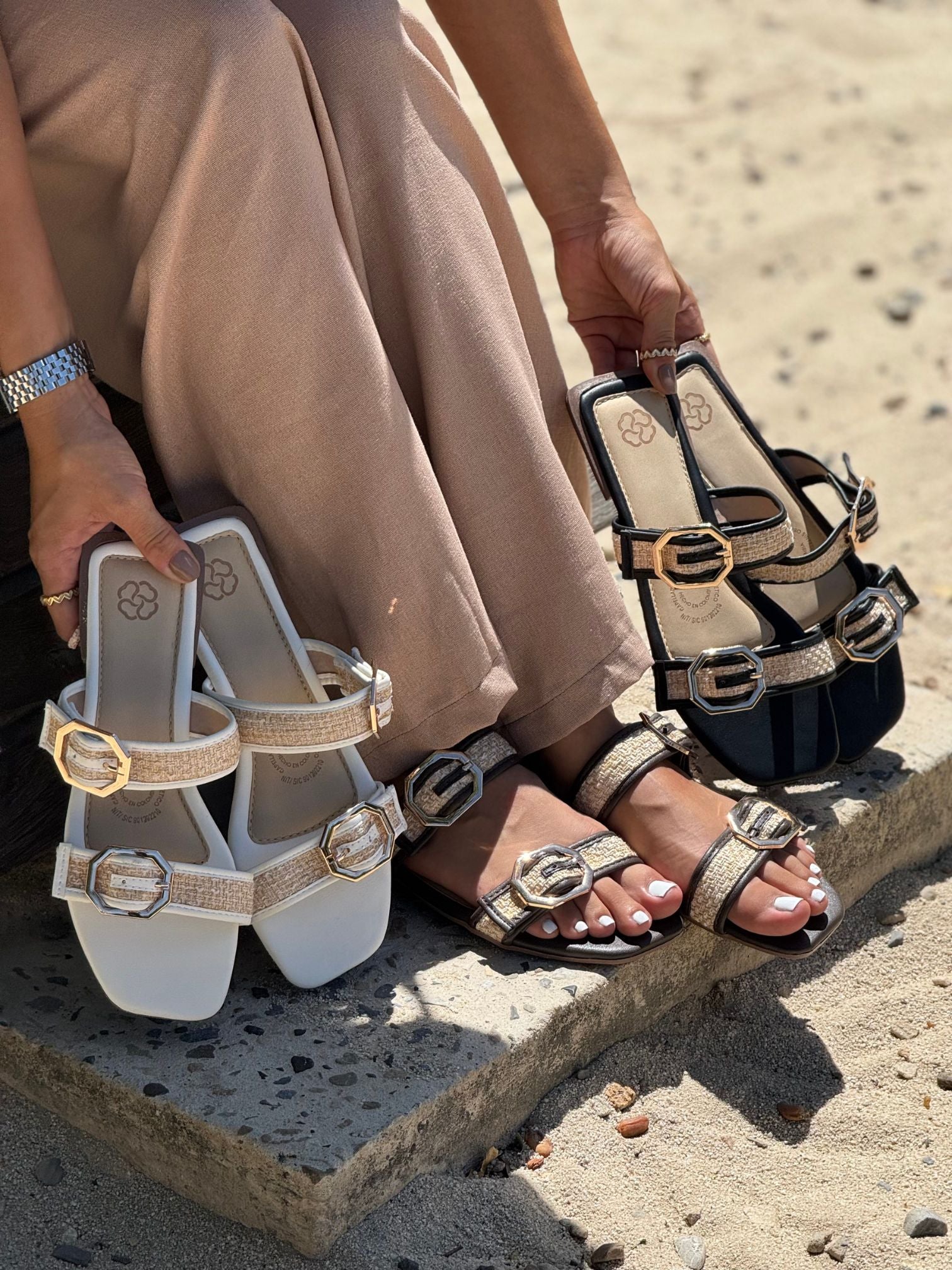 Sandalias planas blancas con hebillas doradas P1512 para mujer | Maraldo