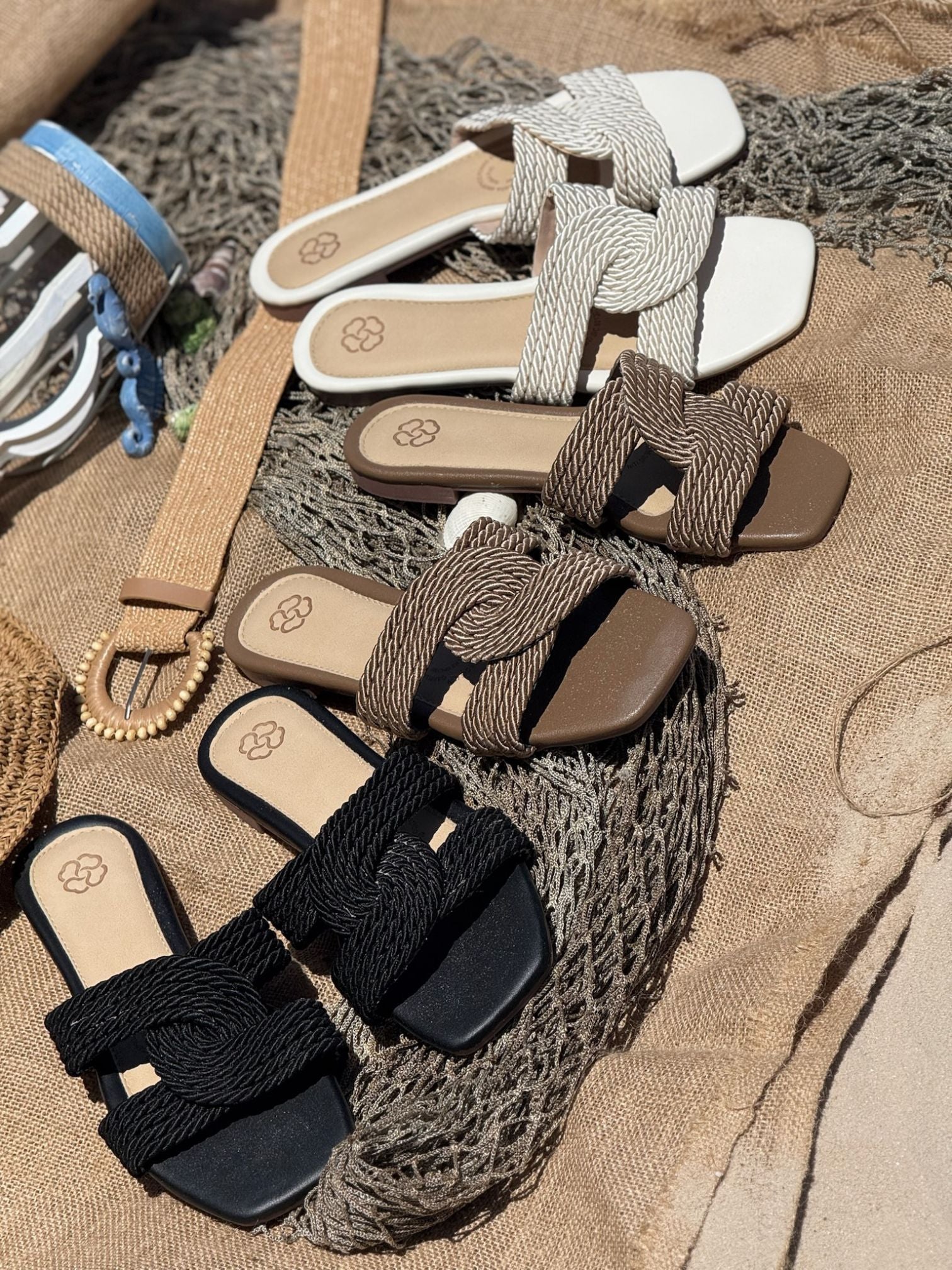 Sandalia plana negra con tejido trenzado - P1517