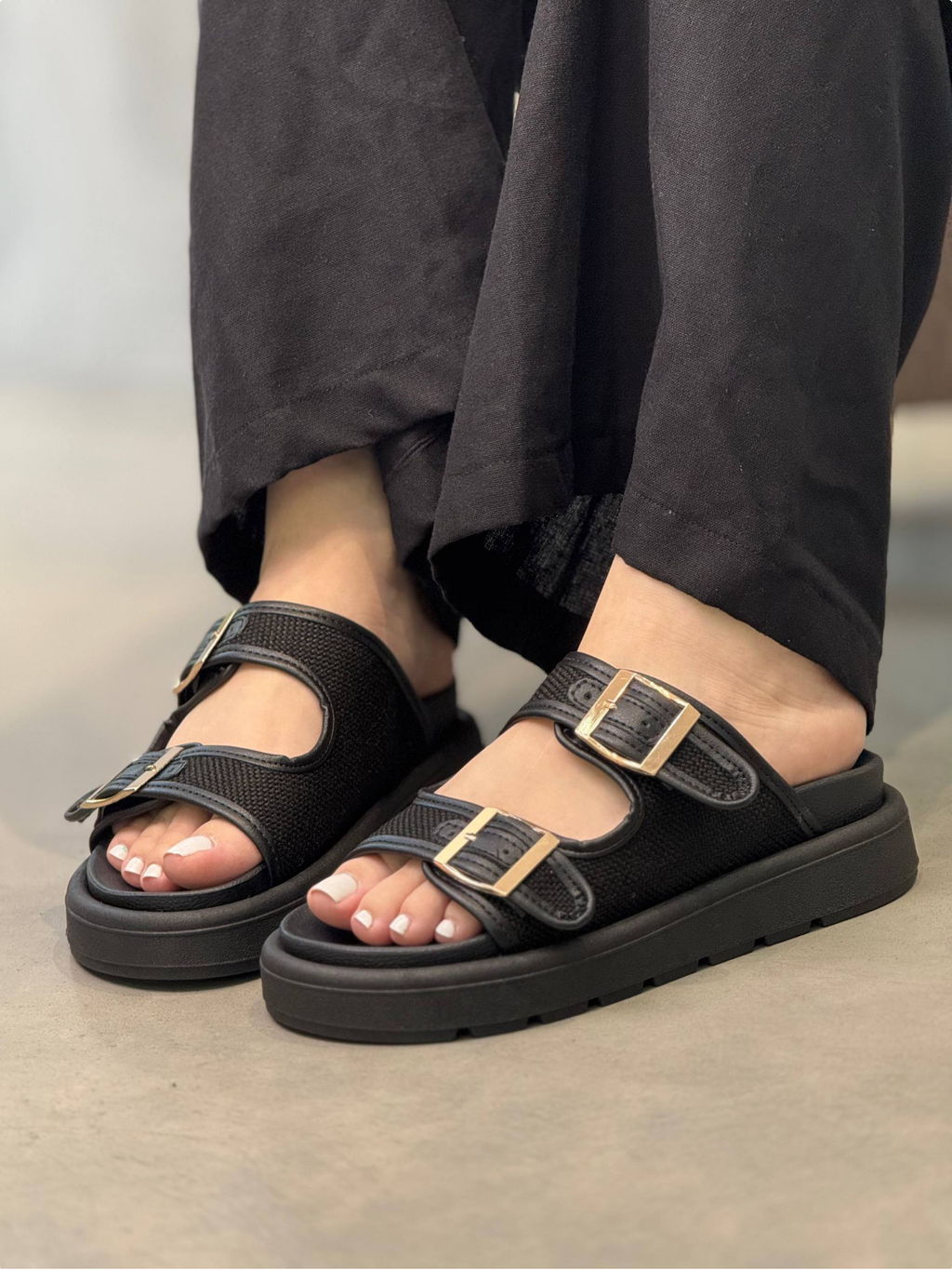 Sandalias negras casuales con doble correa y hebillas - S1336