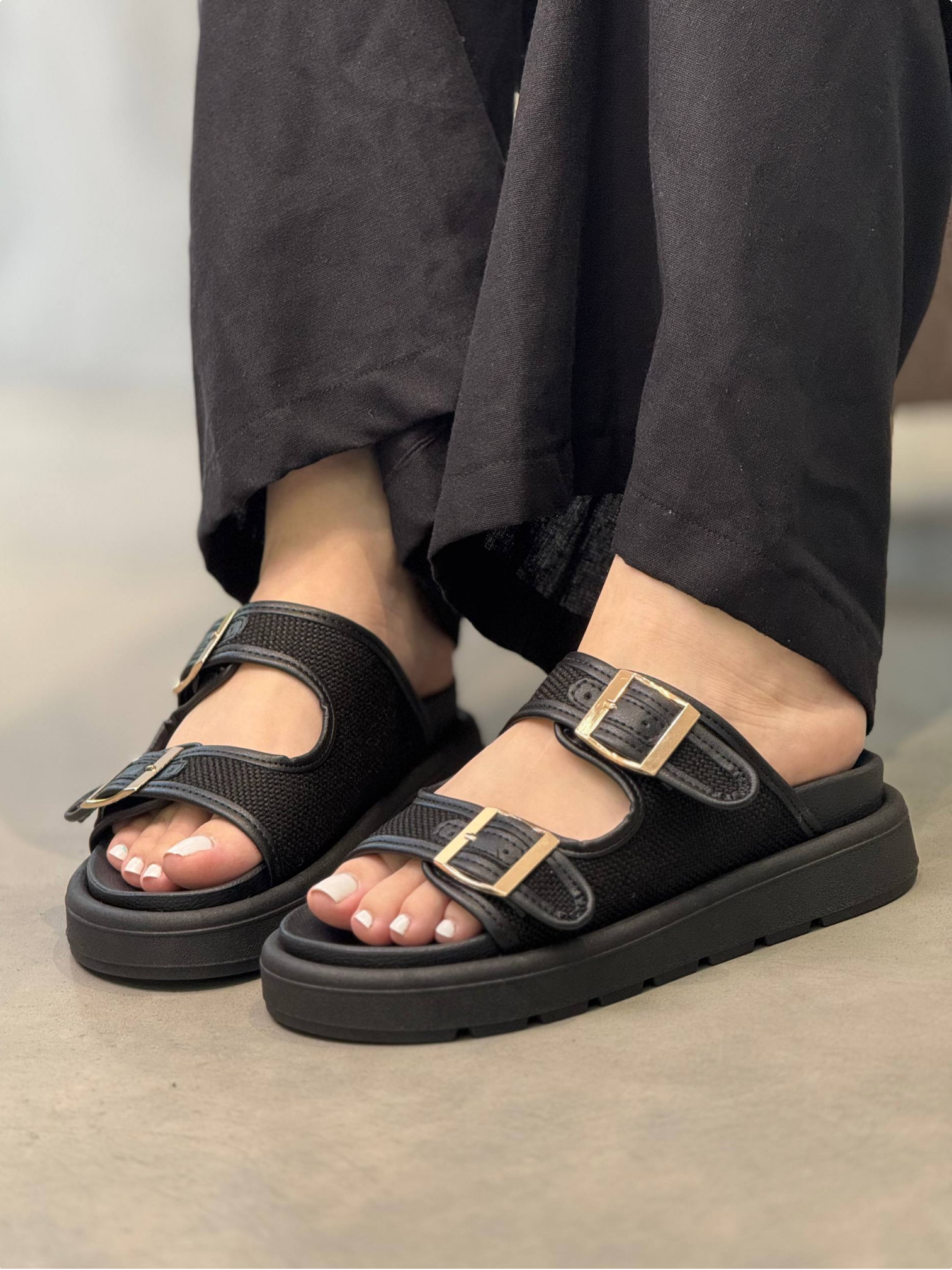 Sandalias negras casuales con doble correa y hebillas - S1336