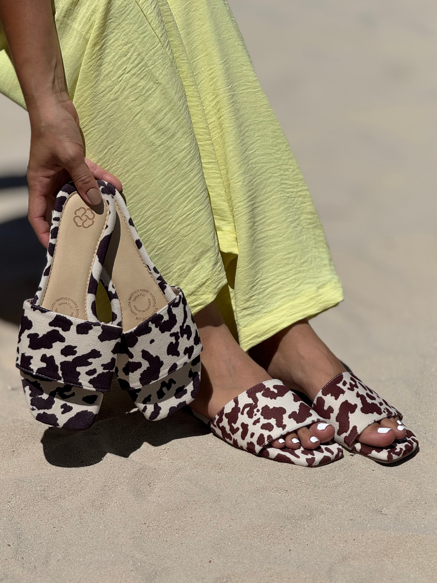 Sandalias planas estampado vaca en tendencia P1498 para mujer | Maraldo