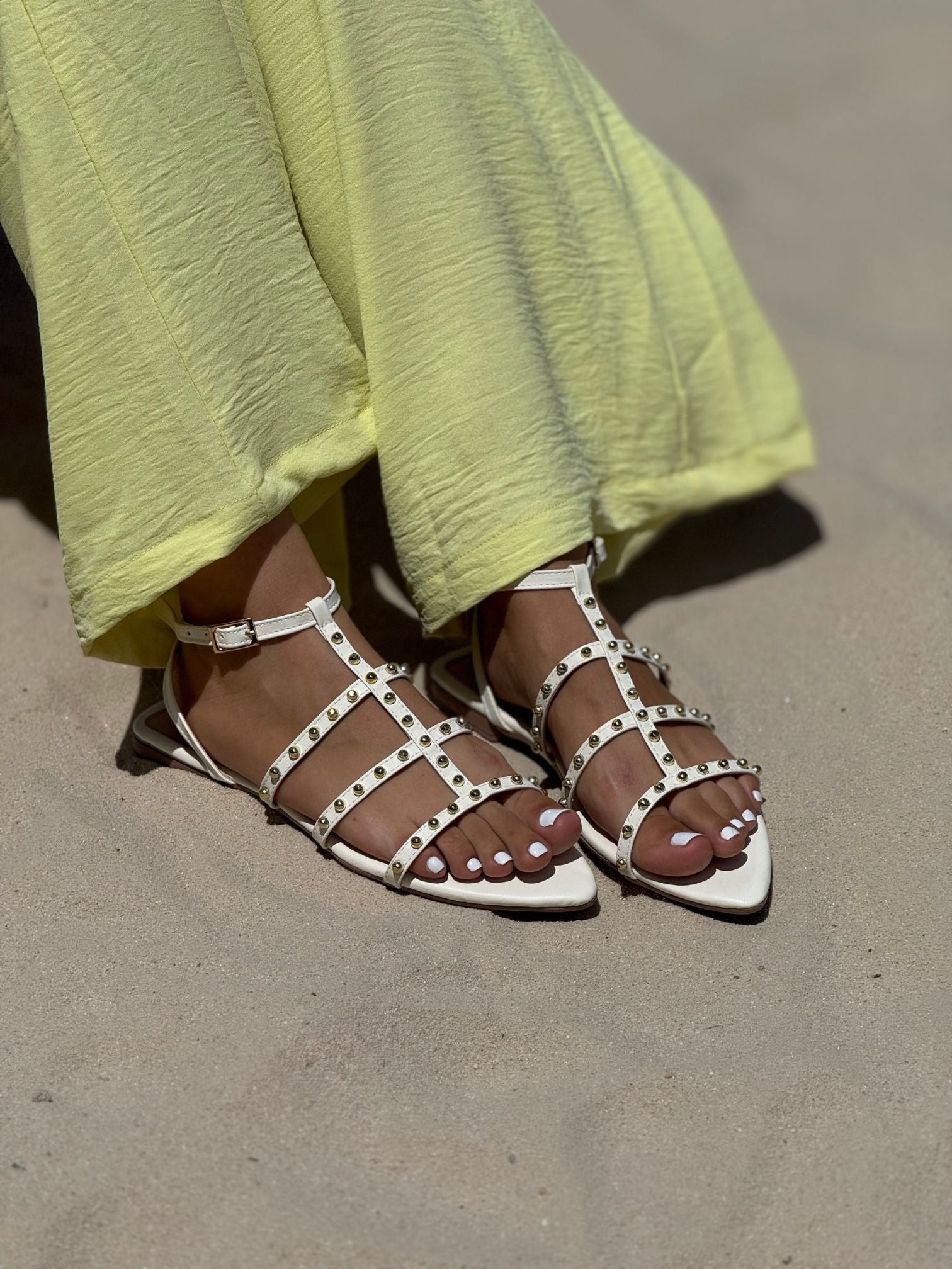 Sandalias blancas tipo gladiador con taches  - P1523