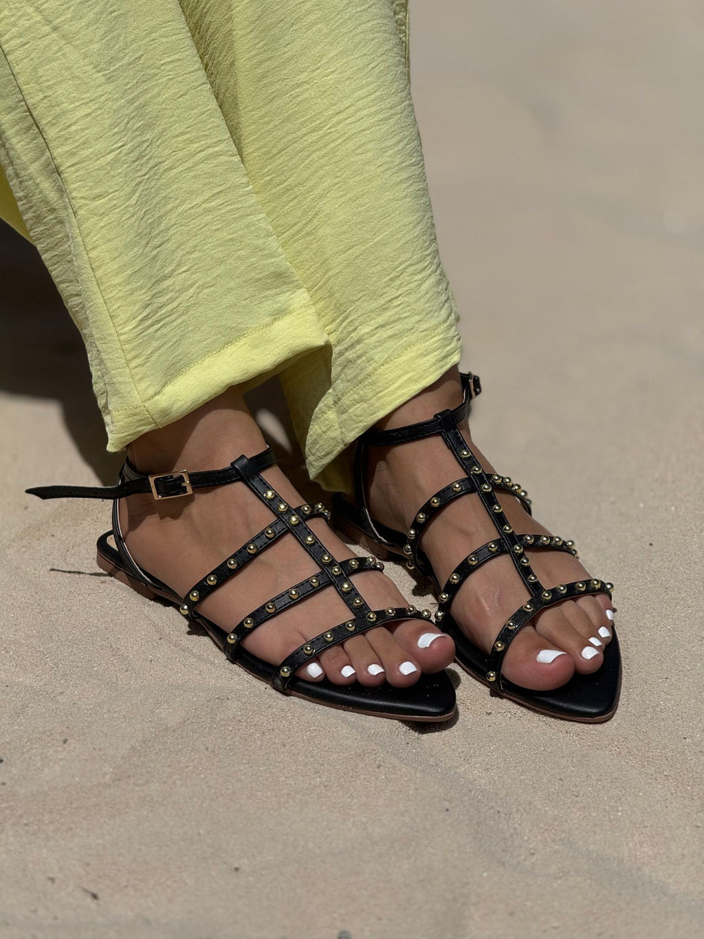 Sandalias negras tipo gladiador con taches  - P1523